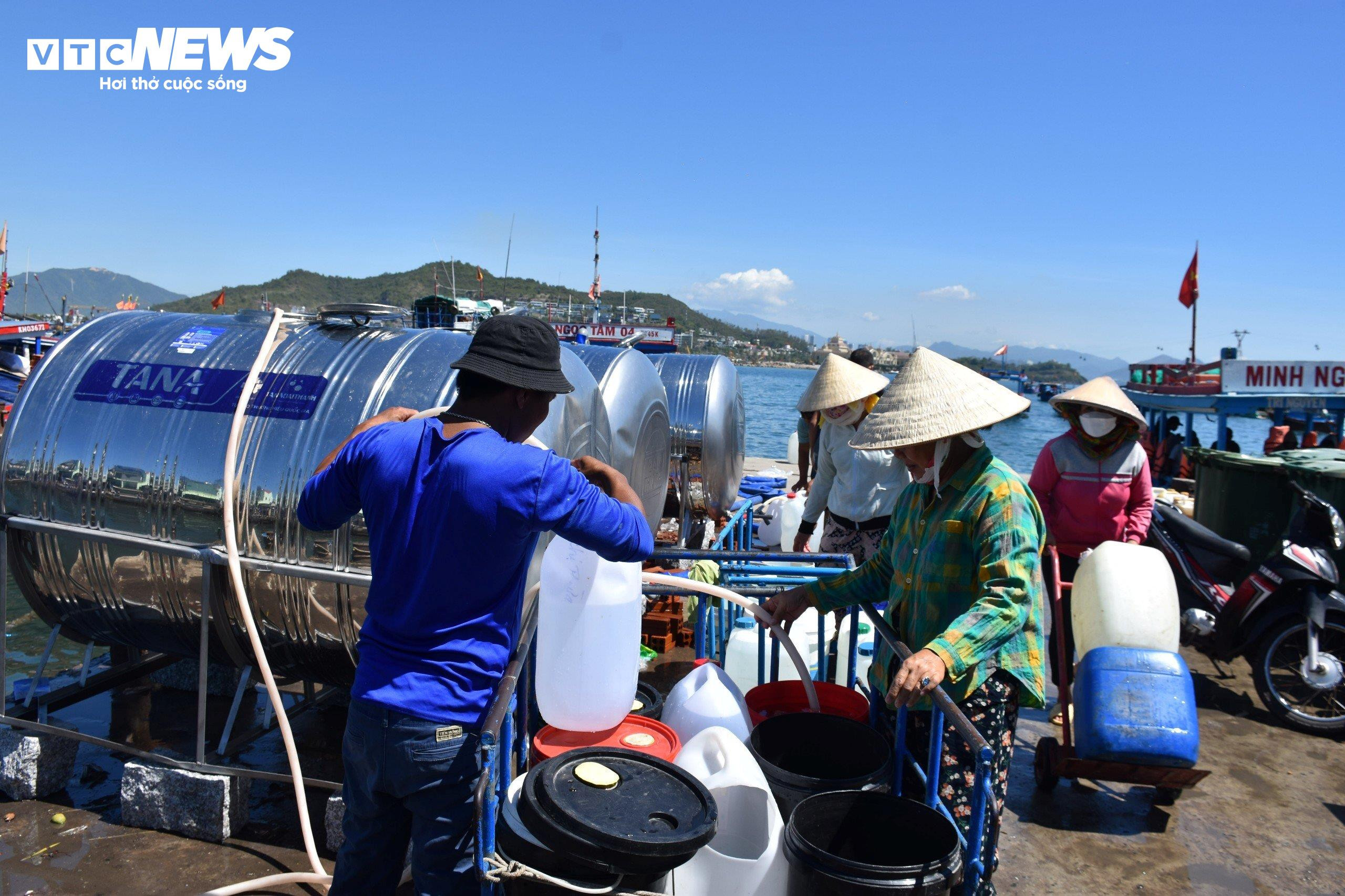 Vỡ đường ống vượt biển ra đảo, dân đội nắng đợi lấy nước ngọt - 8