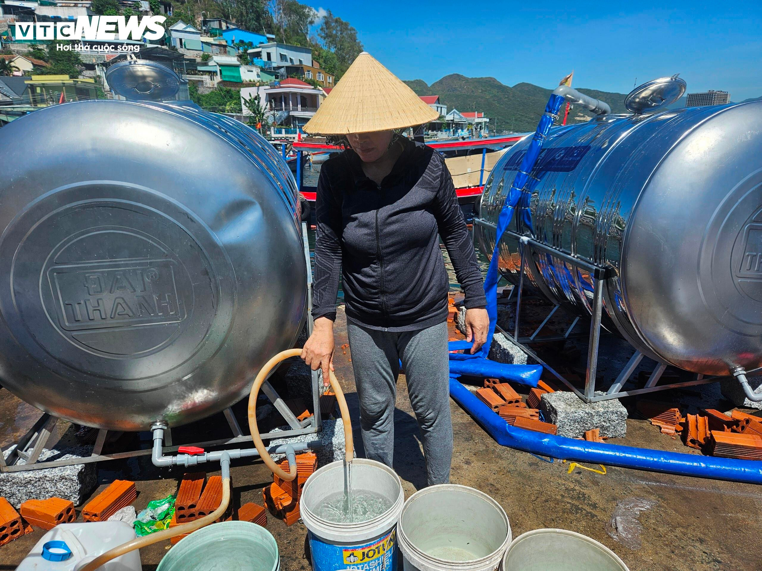 Vỡ đường ống vượt biển ra đảo, dân đội nắng đợi lấy nước ngọt - 2