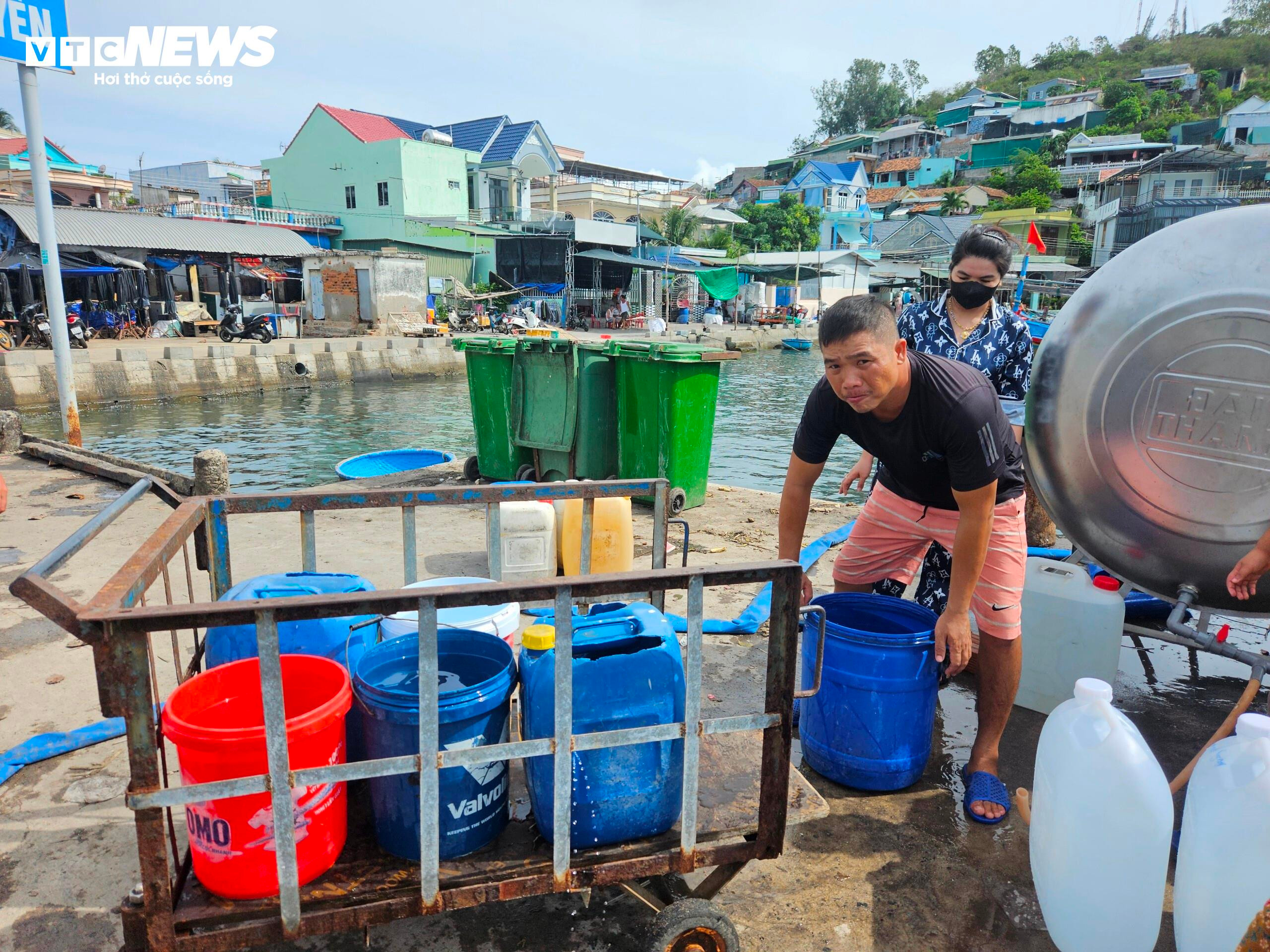 Vỡ đường ống vượt biển ra đảo, dân đội nắng đợi lấy nước ngọt - 7