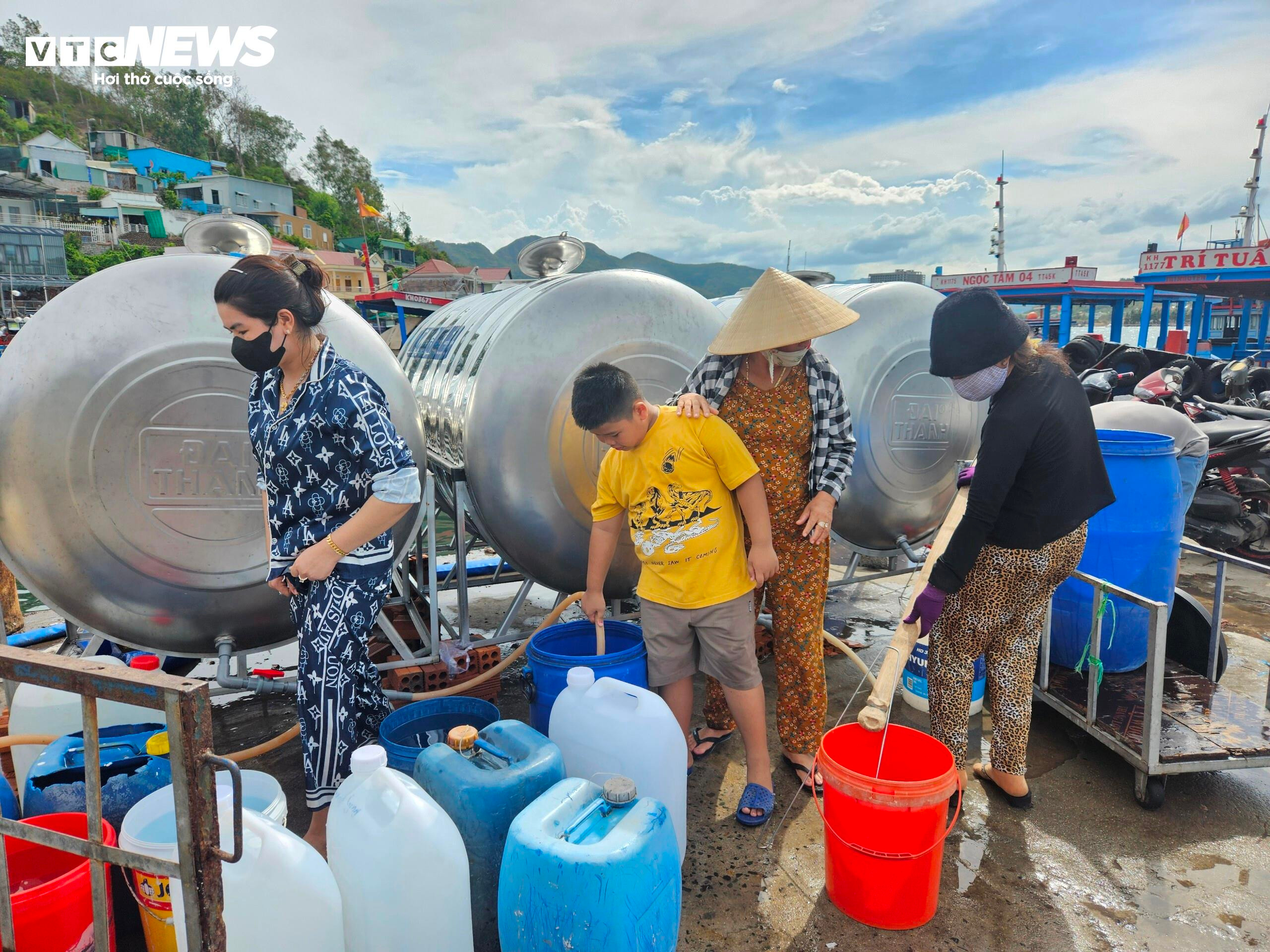 Vỡ đường ống vượt biển ra đảo, dân đội nắng đợi lấy nước ngọt - 6