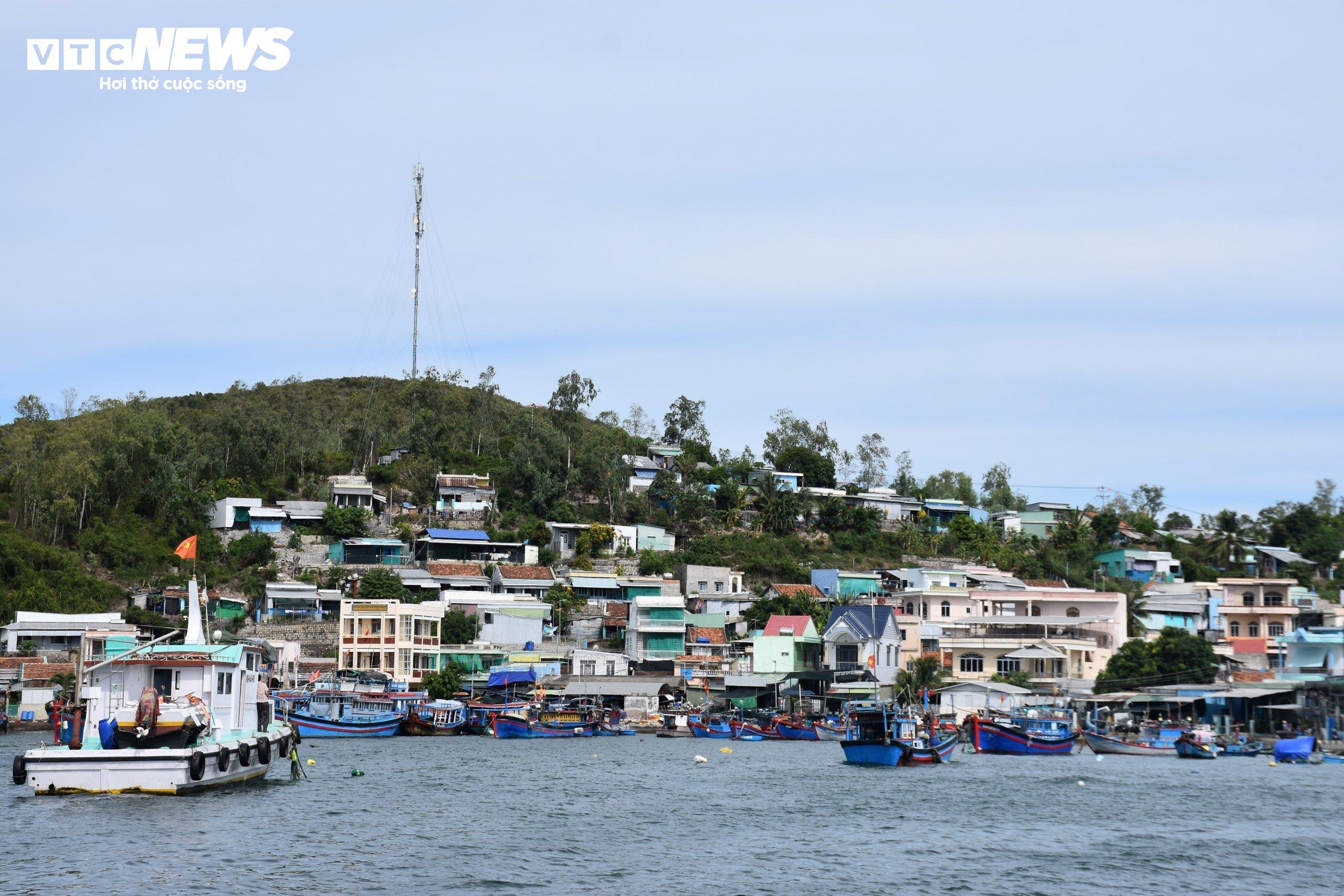 Vỡ đường ống vượt biển ra đảo, dân đội nắng đợi lấy nước ngọt - 9
