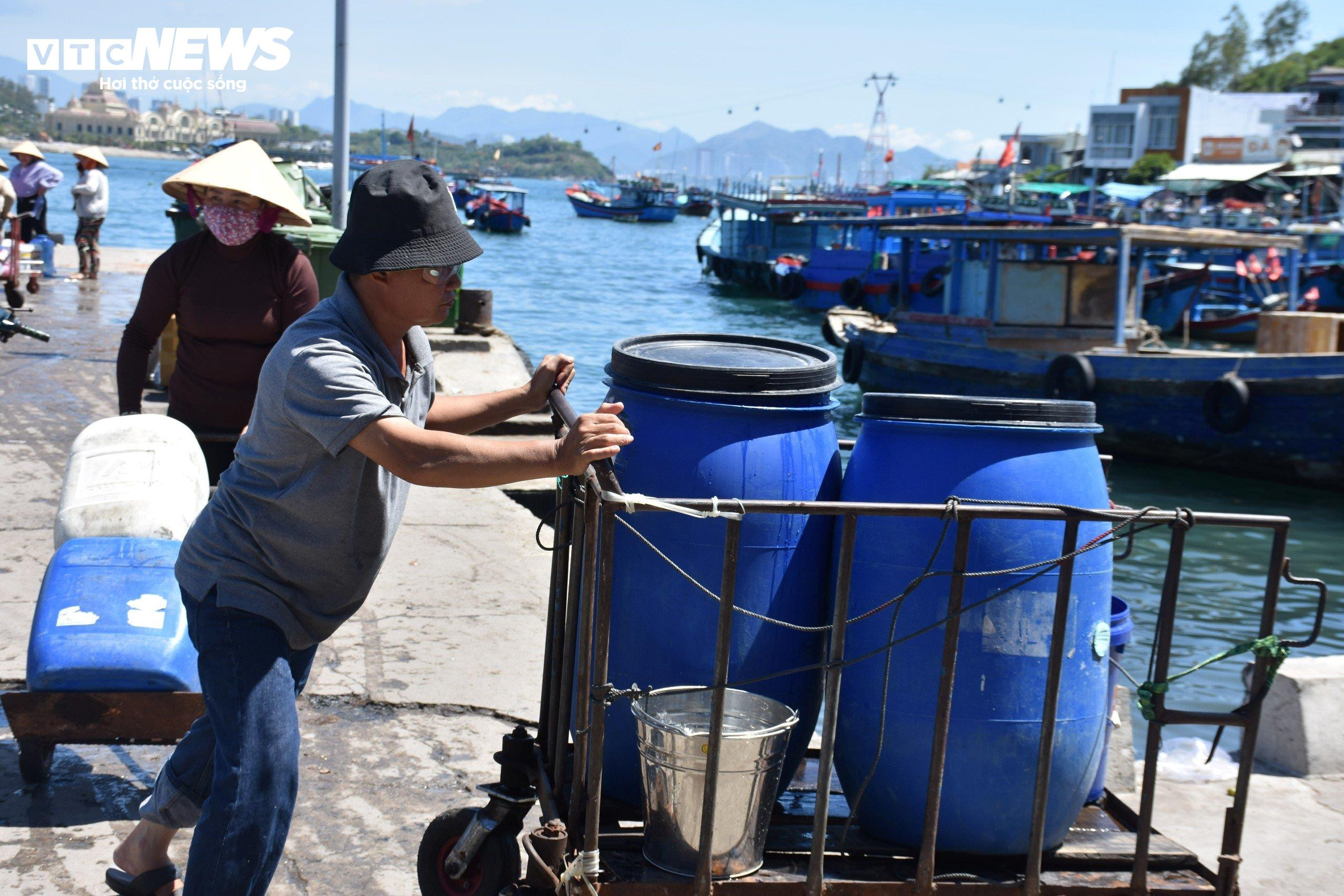 Vỡ đường ống vượt biển ra đảo, dân đội nắng đợi lấy nước ngọt - 3