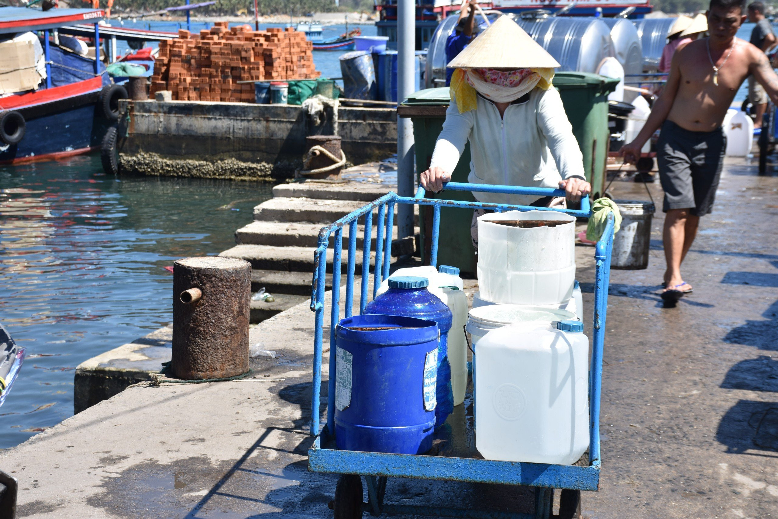 Vỡ đường ống vượt biển ra đảo, dân đội nắng đợi lấy nước ngọt - 5