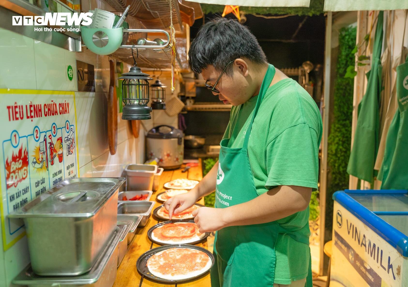Thưởng thức cà phê, pizza tại 'nhà hàng hạnh phúc' của những người tự kỷ - 8