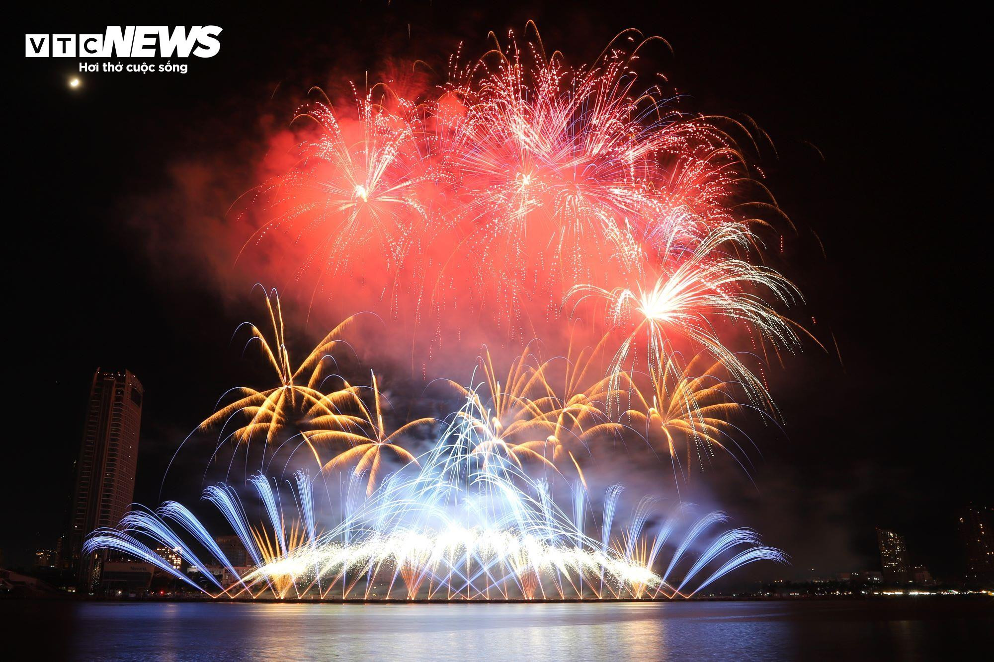 Trình diễn bùng nổ, đội pháo hoa Phần Lan vô địch DIFF 2024 - 3