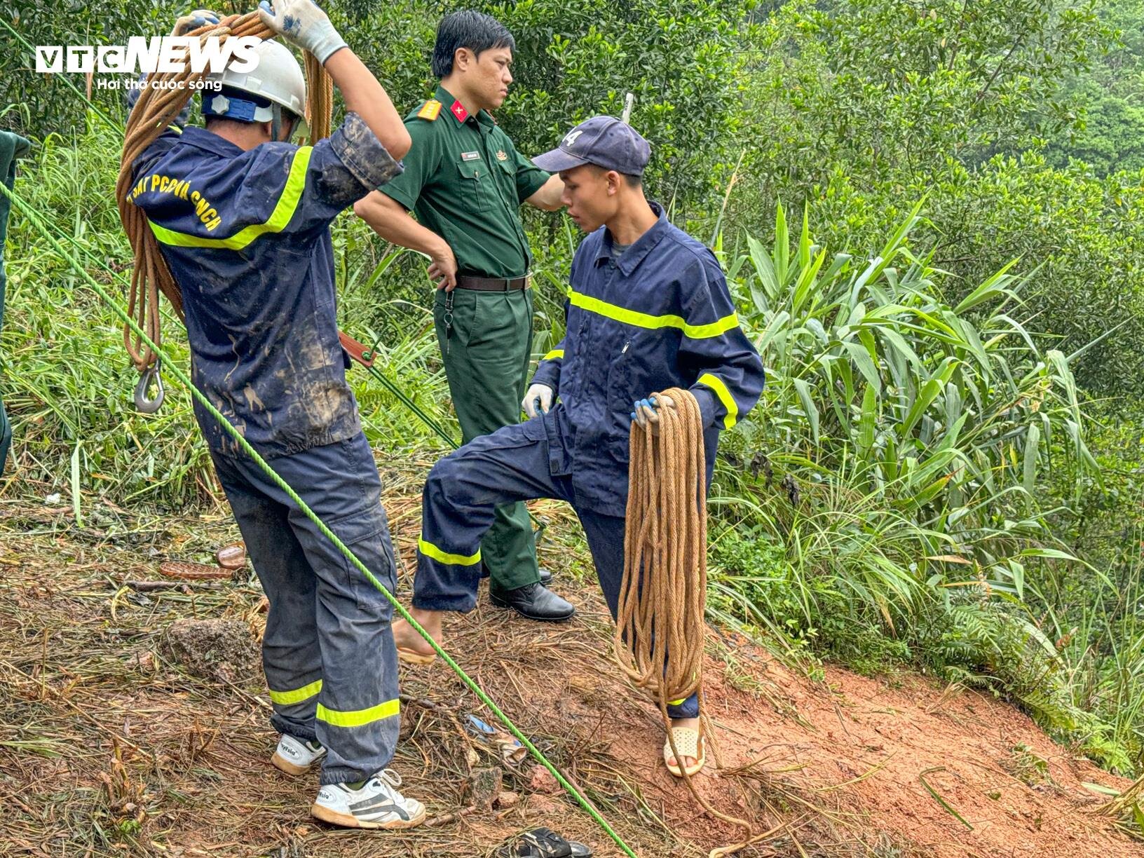 300 người dọn dẹp hiện trường vụ sạt lở ở Hà Giang, thông xe trước 12h trưa nay - 9