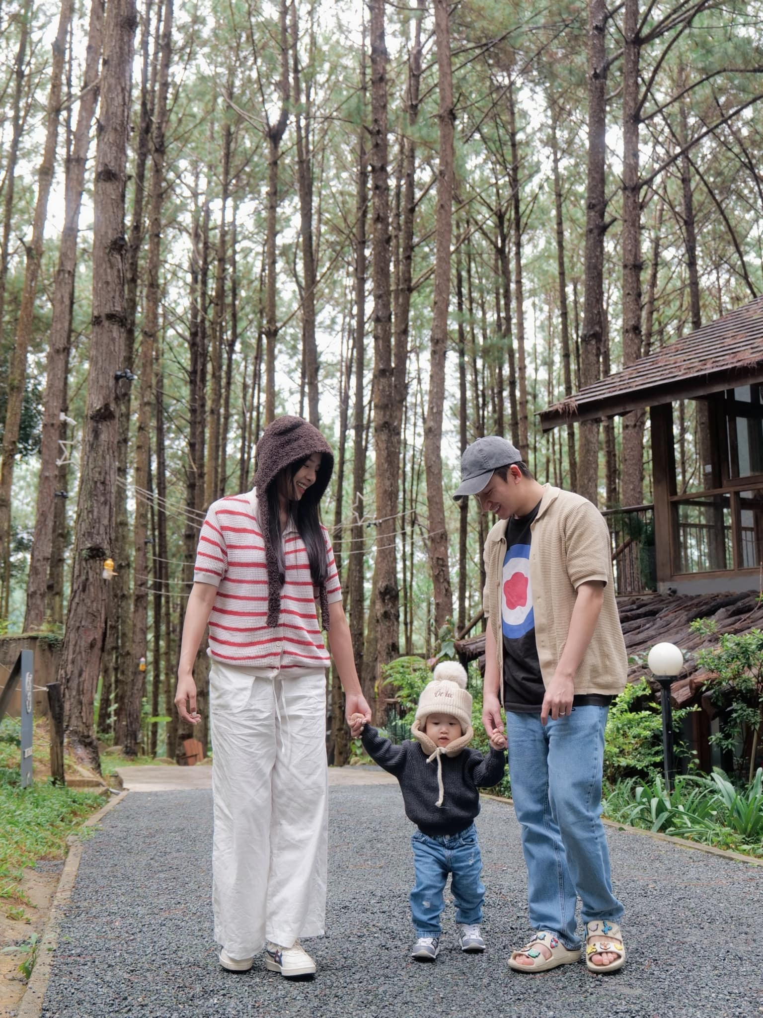 Sao Việt 16/7: Mạnh Trường tình tứ bên vợ, Hoàng Thuỳ đi du lịch giữa ồn ào - 12