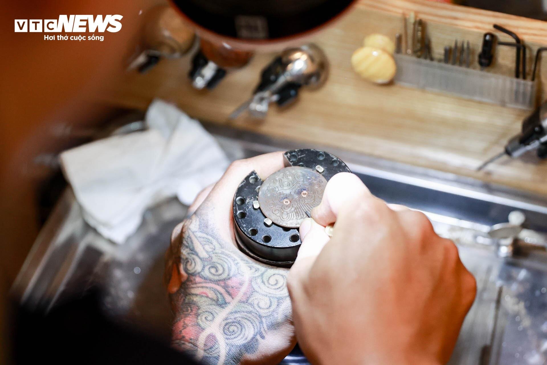 Chiếc đồng hồ bằng titan được thợ thủ công Việt định giá 300 triệu đồng - 4