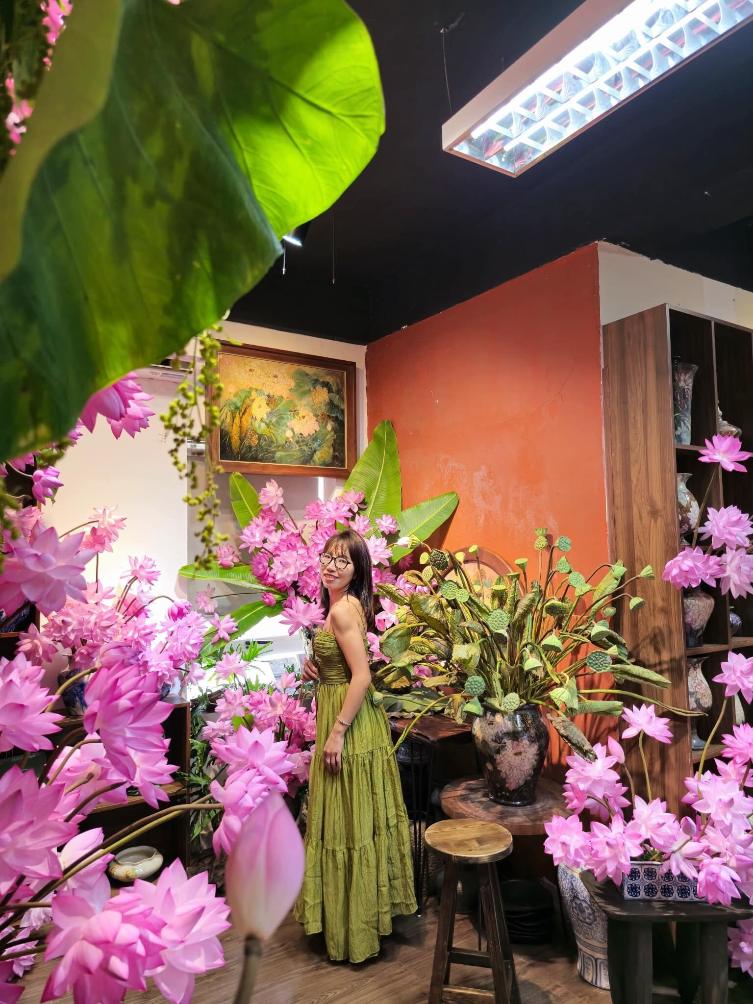 Chị đẹp Hà Thành biến nhà thành rừng hoa nhiệt đới với 1.000 bông sen Nghi Lương - 15