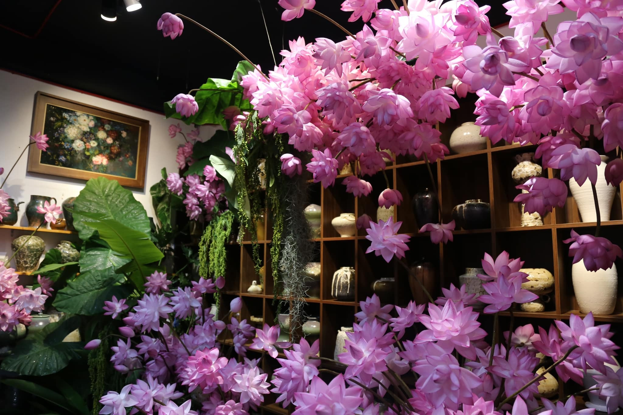 Chị đẹp Hà Thành biến nhà thành rừng hoa nhiệt đới với 1.000 bông sen Nghi Lương - 9