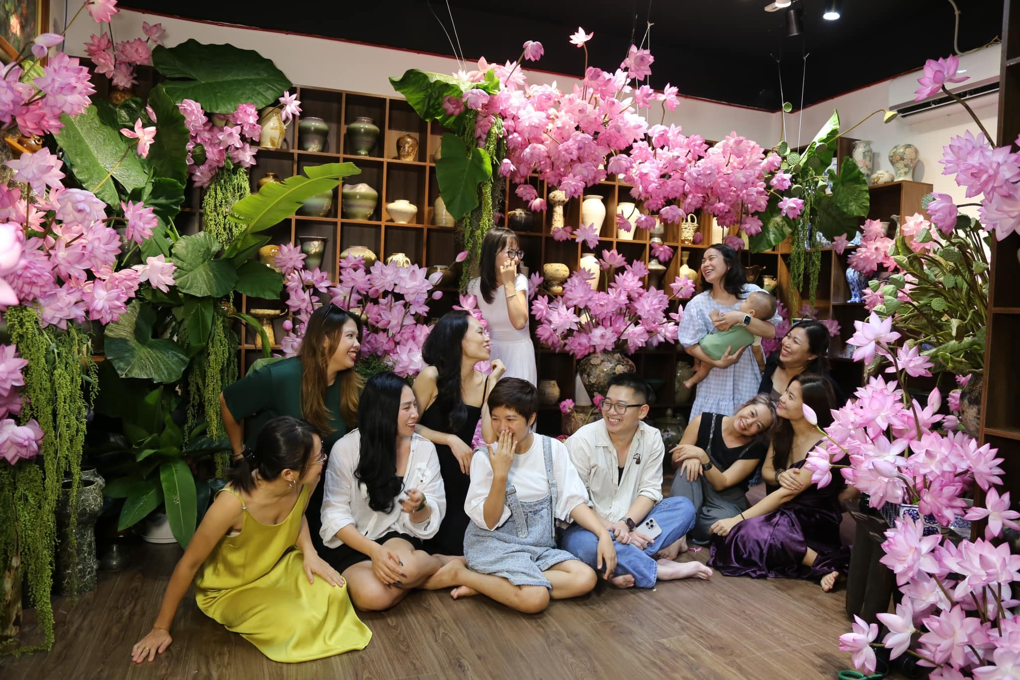 Chị đẹp Hà Thành biến nhà thành rừng hoa nhiệt đới với 1.000 bông sen Nghi Lương - 3