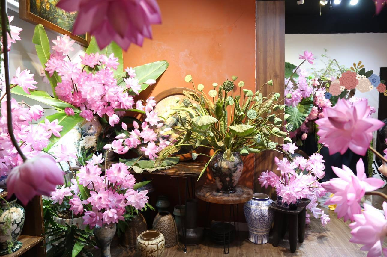 Chị đẹp Hà Thành biến nhà thành rừng hoa nhiệt đới với 1.000 bông sen Nghi Lương - 7