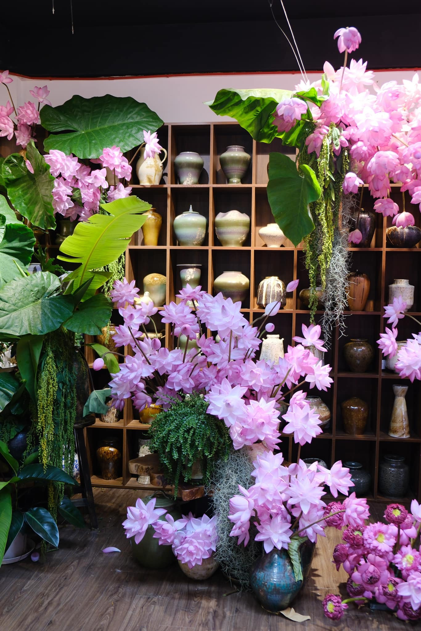 Chị đẹp Hà Thành biến nhà thành rừng hoa nhiệt đới với 1.000 bông sen Nghi Lương - 11