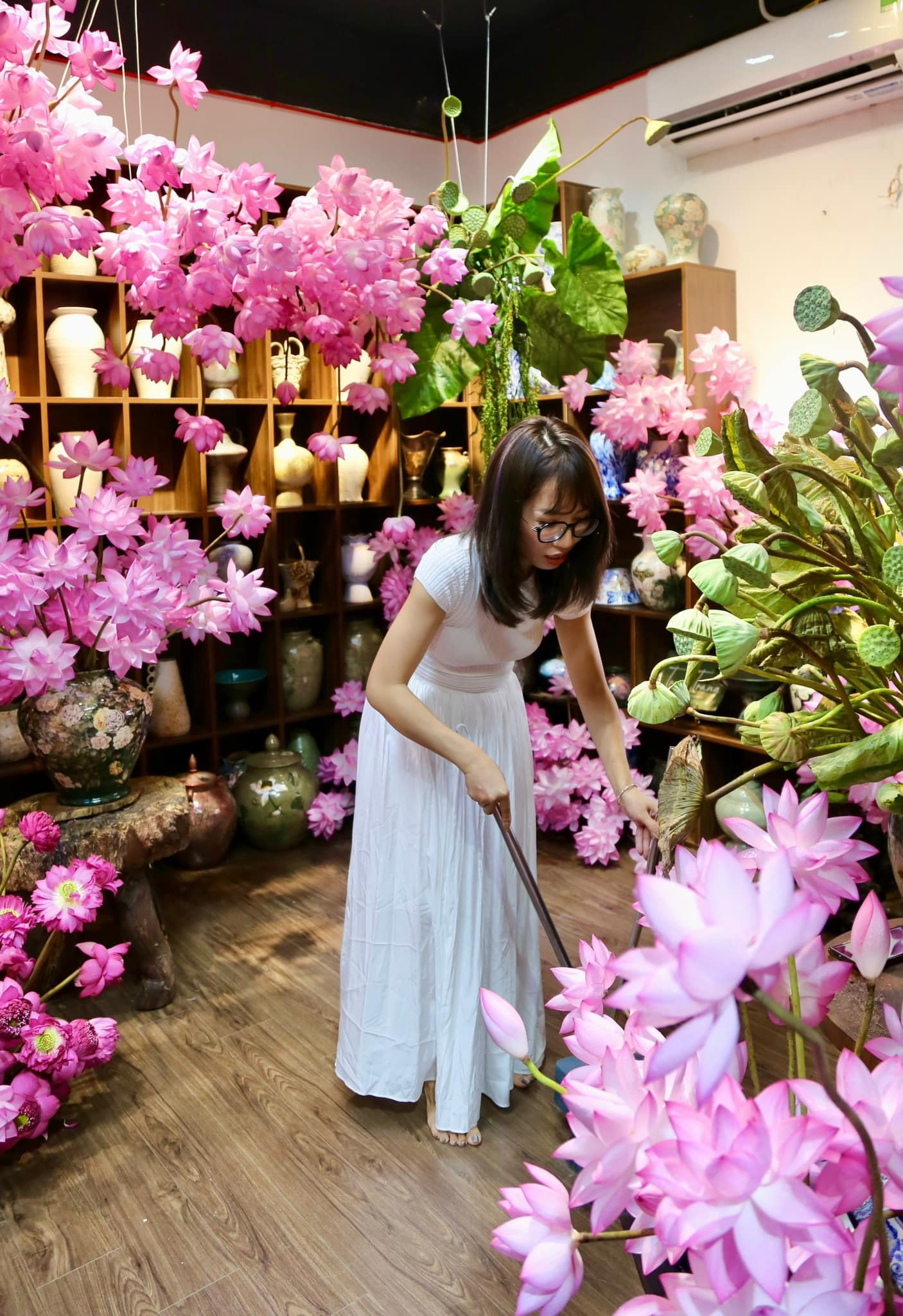 Chị đẹp Hà Thành biến nhà thành rừng hoa nhiệt đới với 1.000 bông sen Nghi Lương - 16