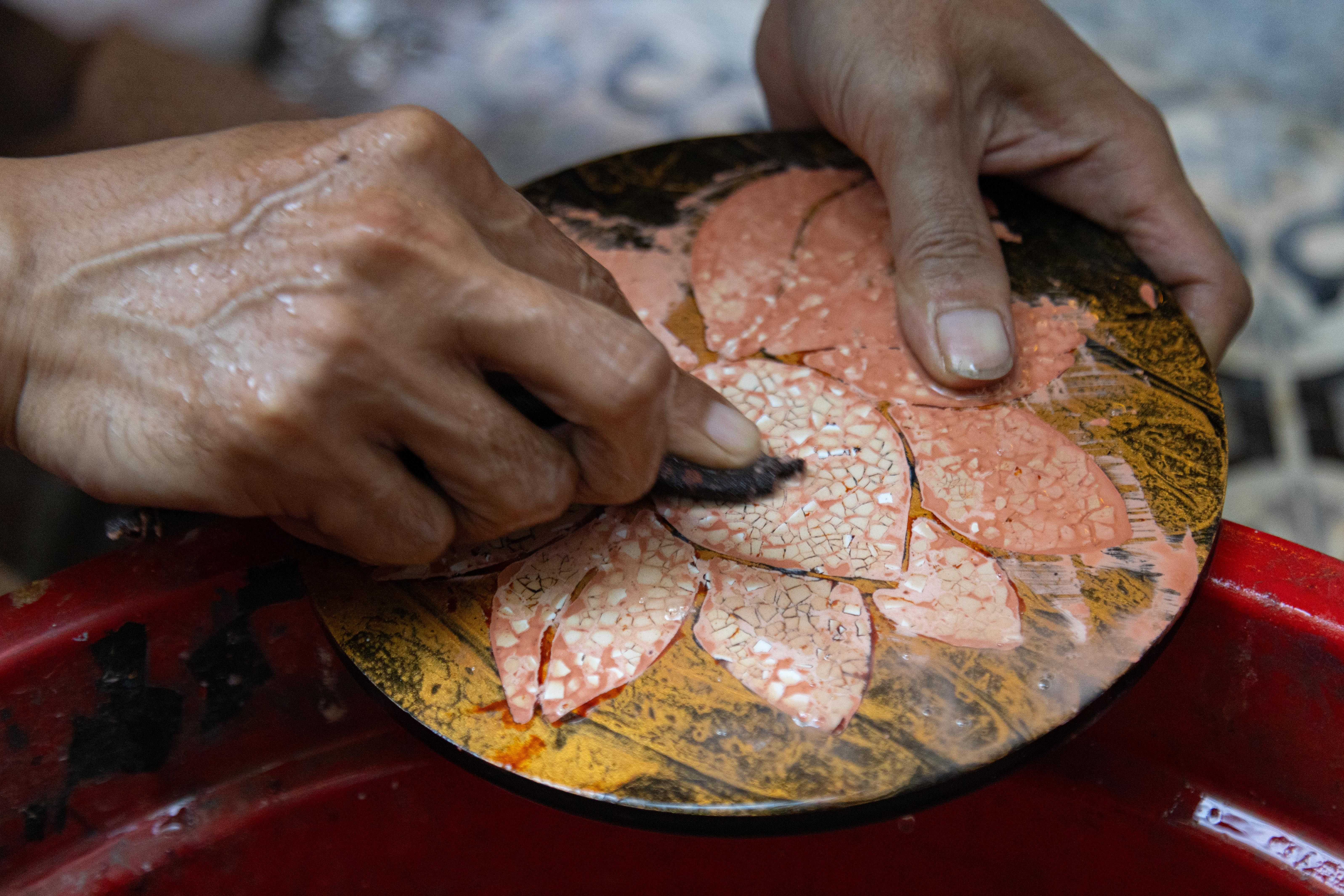 Xem làm sơn mài ở làng nghề gần 300 năm chuyên sản xuất đồ dùng dâng vua chúa - 17