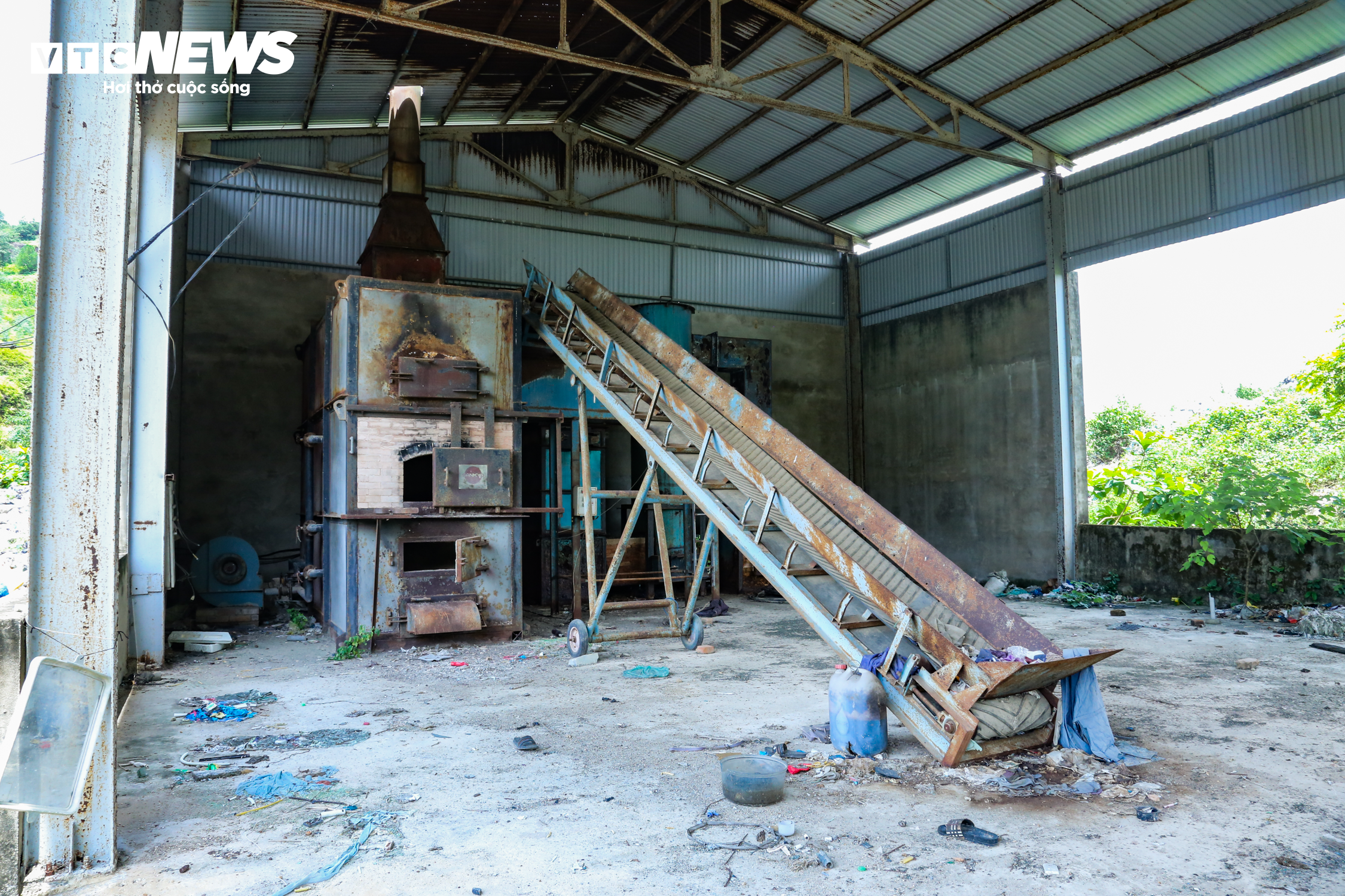 'Núi' rác thải quây quanh lò đốt 6 tỷ đồng 'đắp chiếu' ở Hà Tĩnh - 13