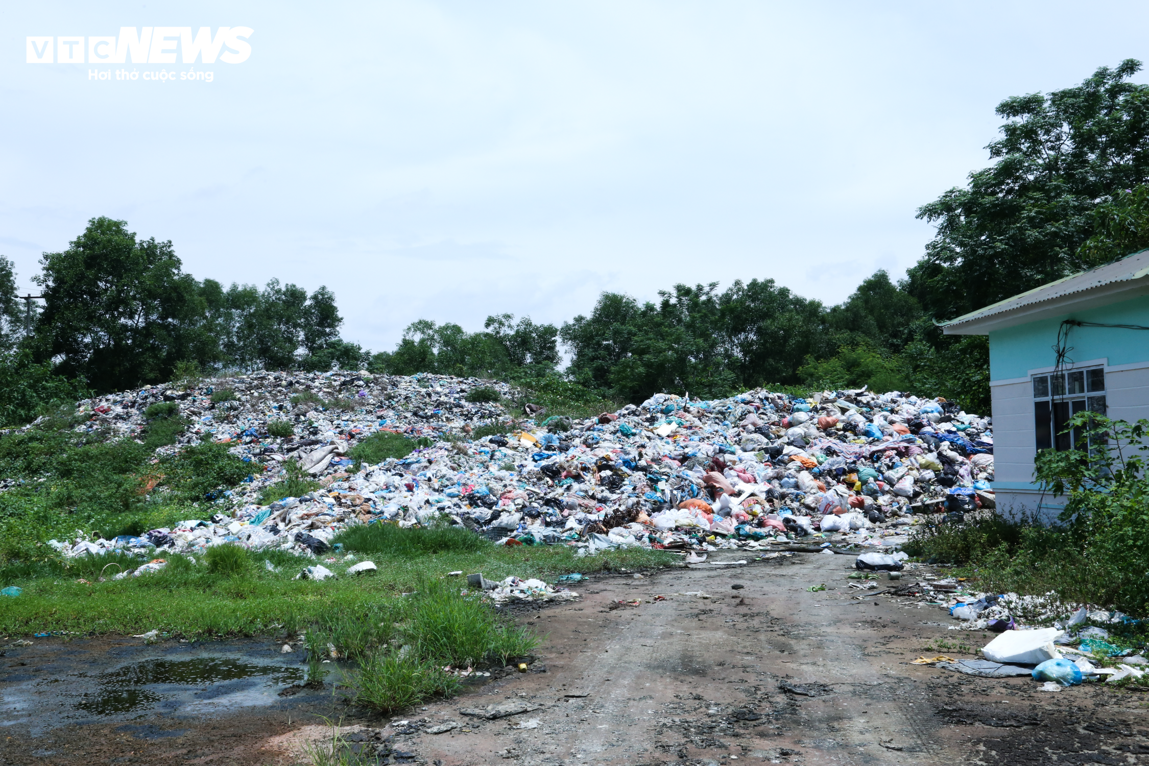 'Núi' rác thải quây quanh lò đốt 6 tỷ đồng 'đắp chiếu' ở Hà Tĩnh - 2
