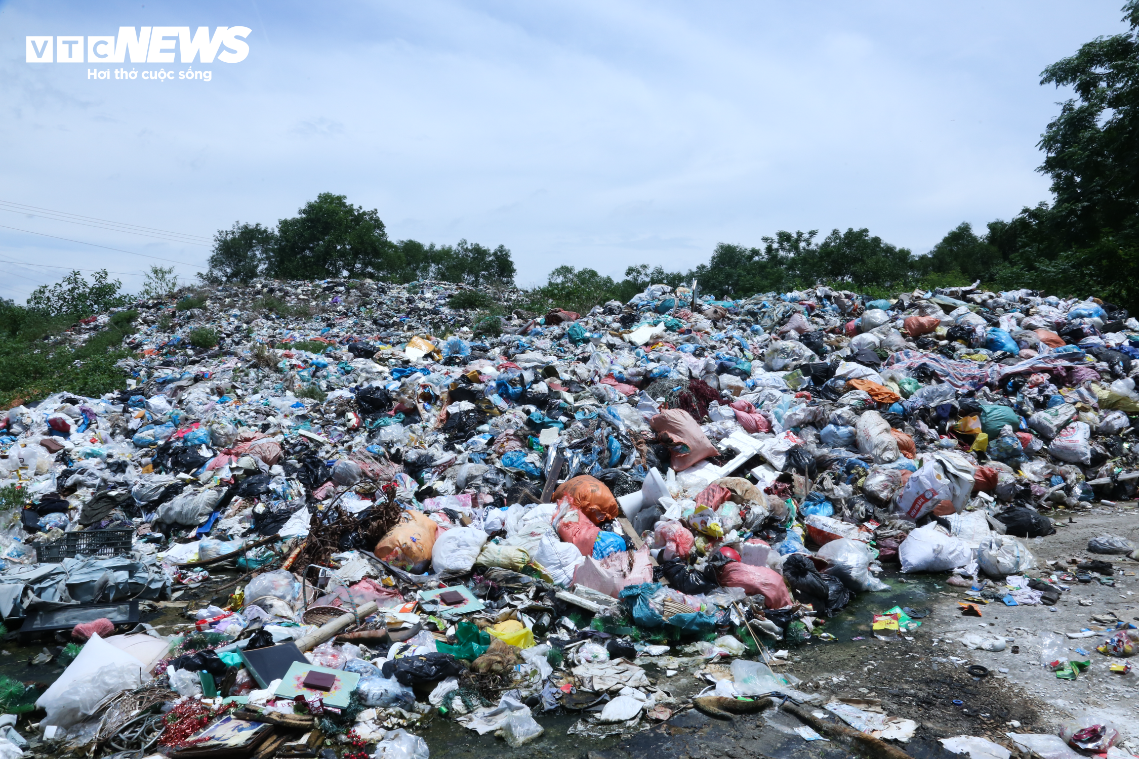 'Núi' rác thải quây quanh lò đốt 6 tỷ đồng 'đắp chiếu' ở Hà Tĩnh - 6