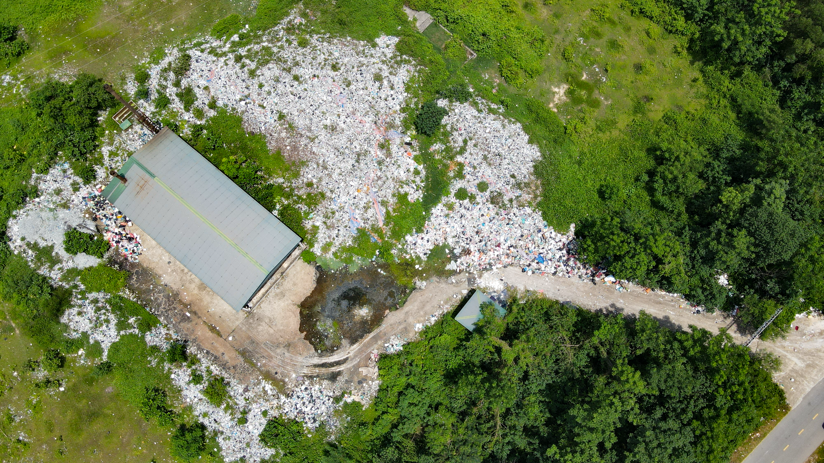'Núi' rác thải quây quanh lò đốt 6 tỷ đồng 'đắp chiếu' ở Hà Tĩnh - 4