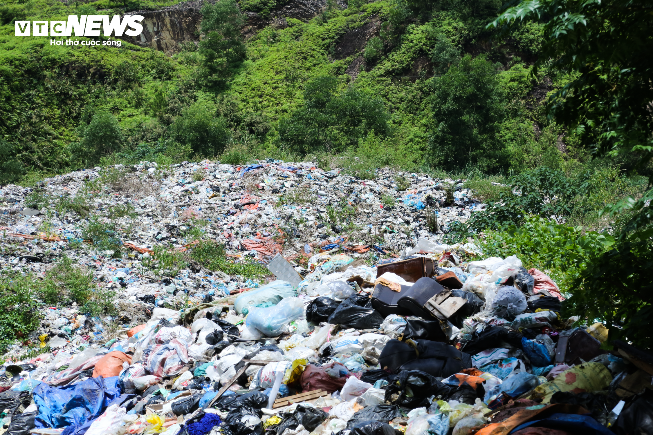 'Núi' rác thải quây quanh lò đốt 6 tỷ đồng 'đắp chiếu' ở Hà Tĩnh - 5