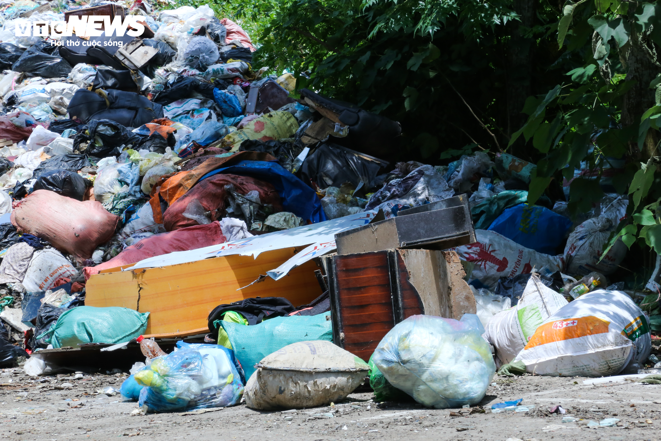 'Núi' rác thải quây quanh lò đốt 6 tỷ đồng 'đắp chiếu' ở Hà Tĩnh - 14