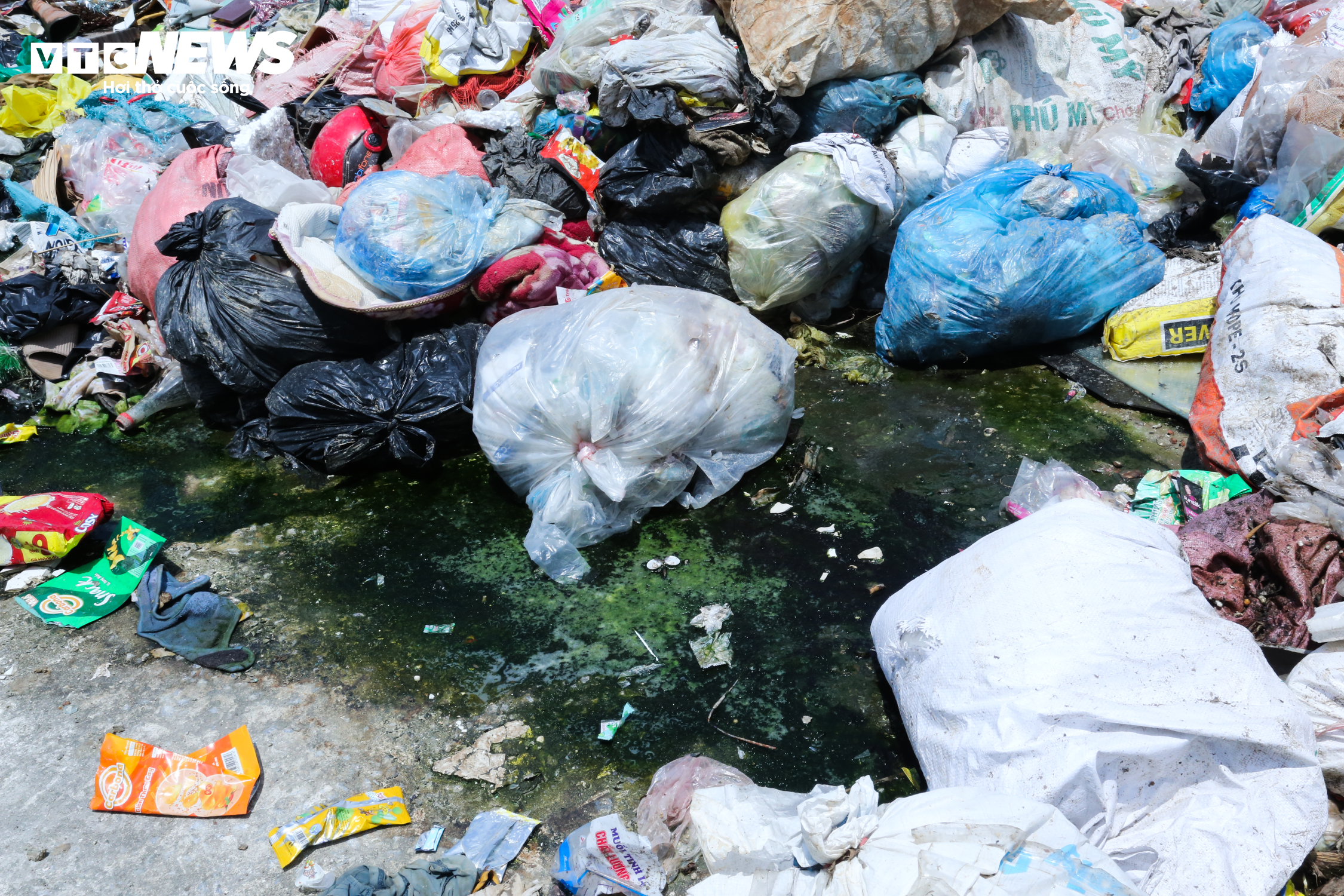 'Núi' rác thải quây quanh lò đốt 6 tỷ đồng 'đắp chiếu' ở Hà Tĩnh - 16