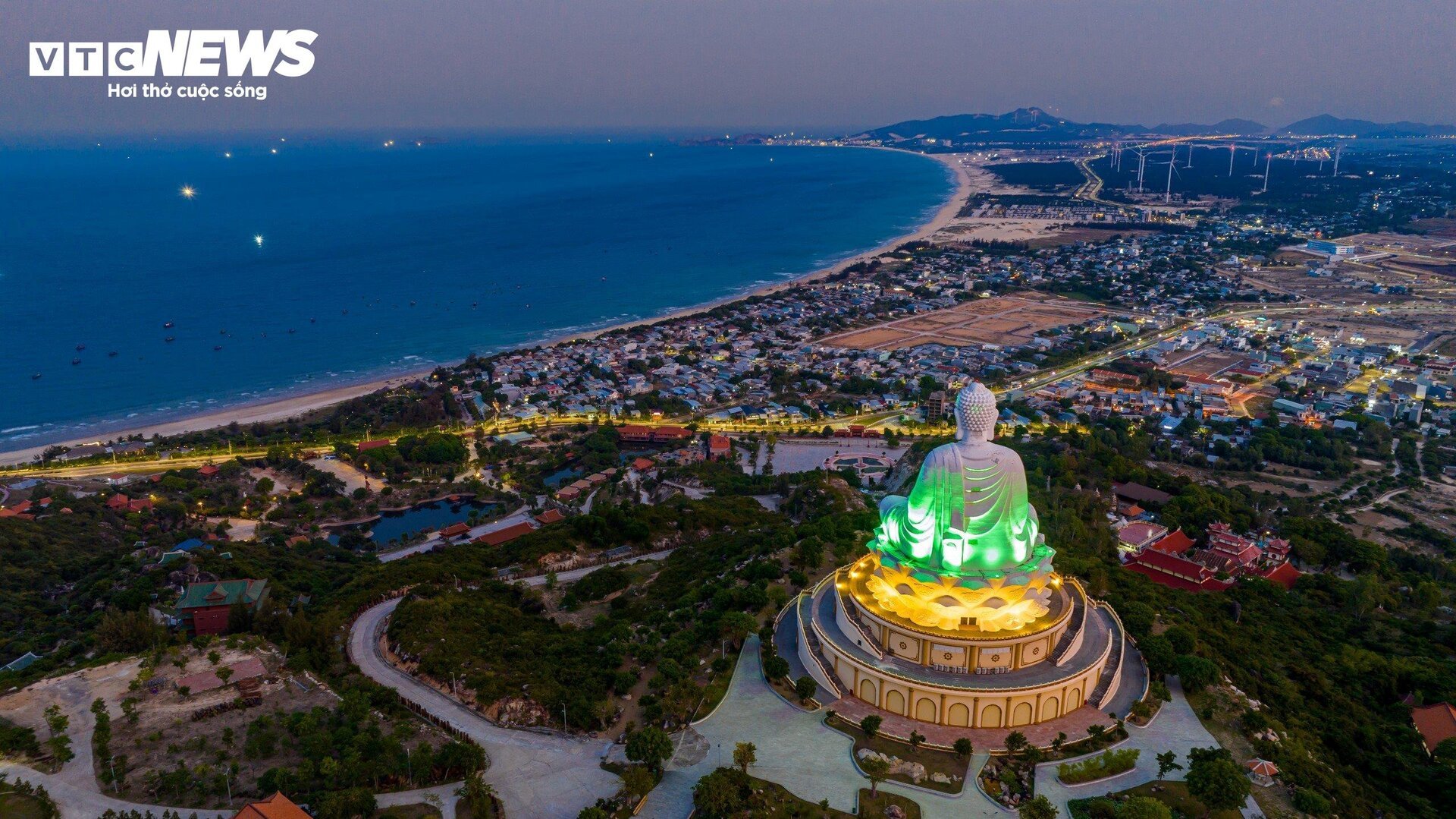 Khám phá thiên đường biển dưới chân tượng phật ngồi khổng lồ tại Bình Định - 10