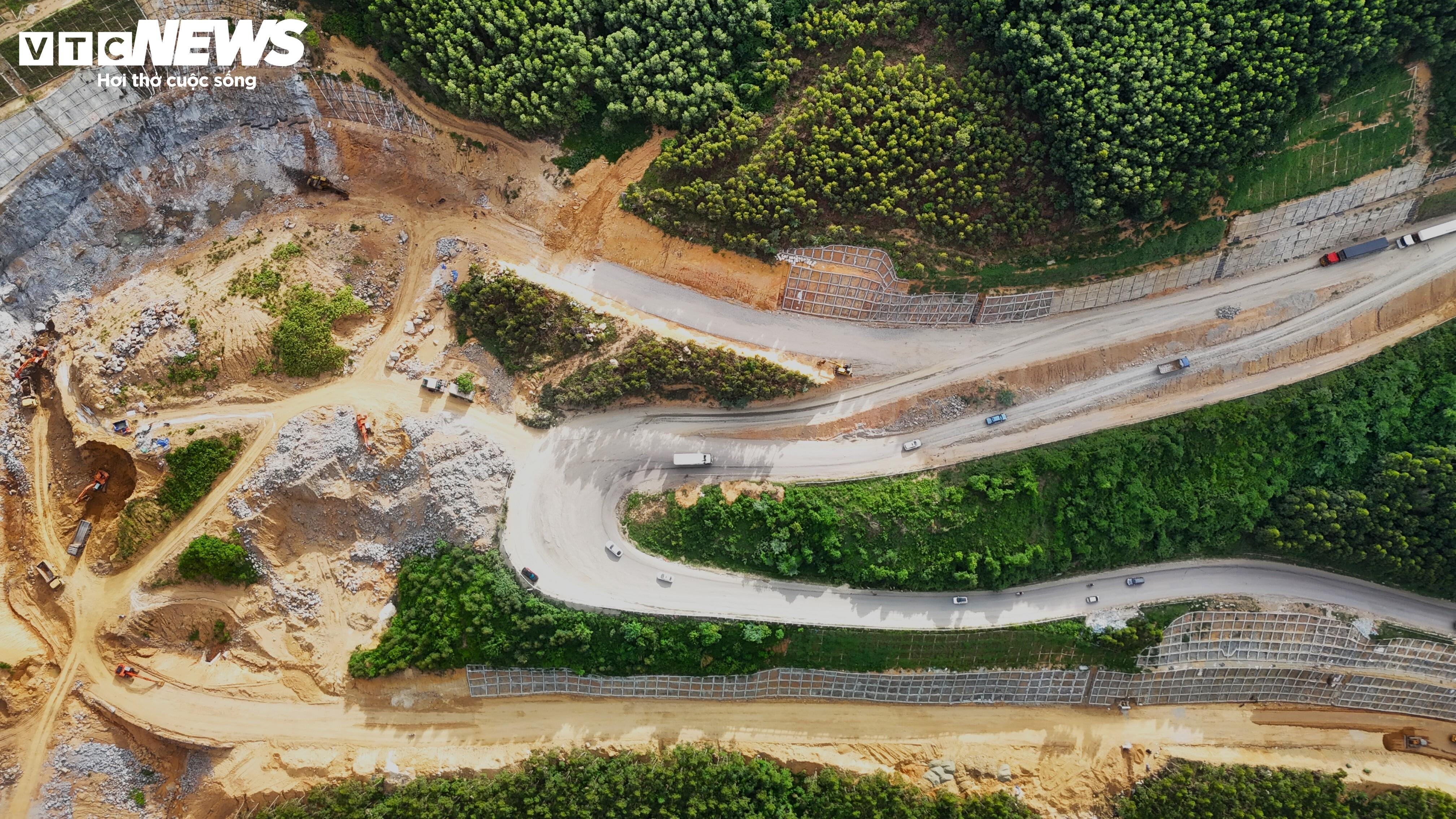 Gấp rút thi công cung đèo 'ám ảnh tài xế nhất', dự kiến xong trước mùa mưa - 6