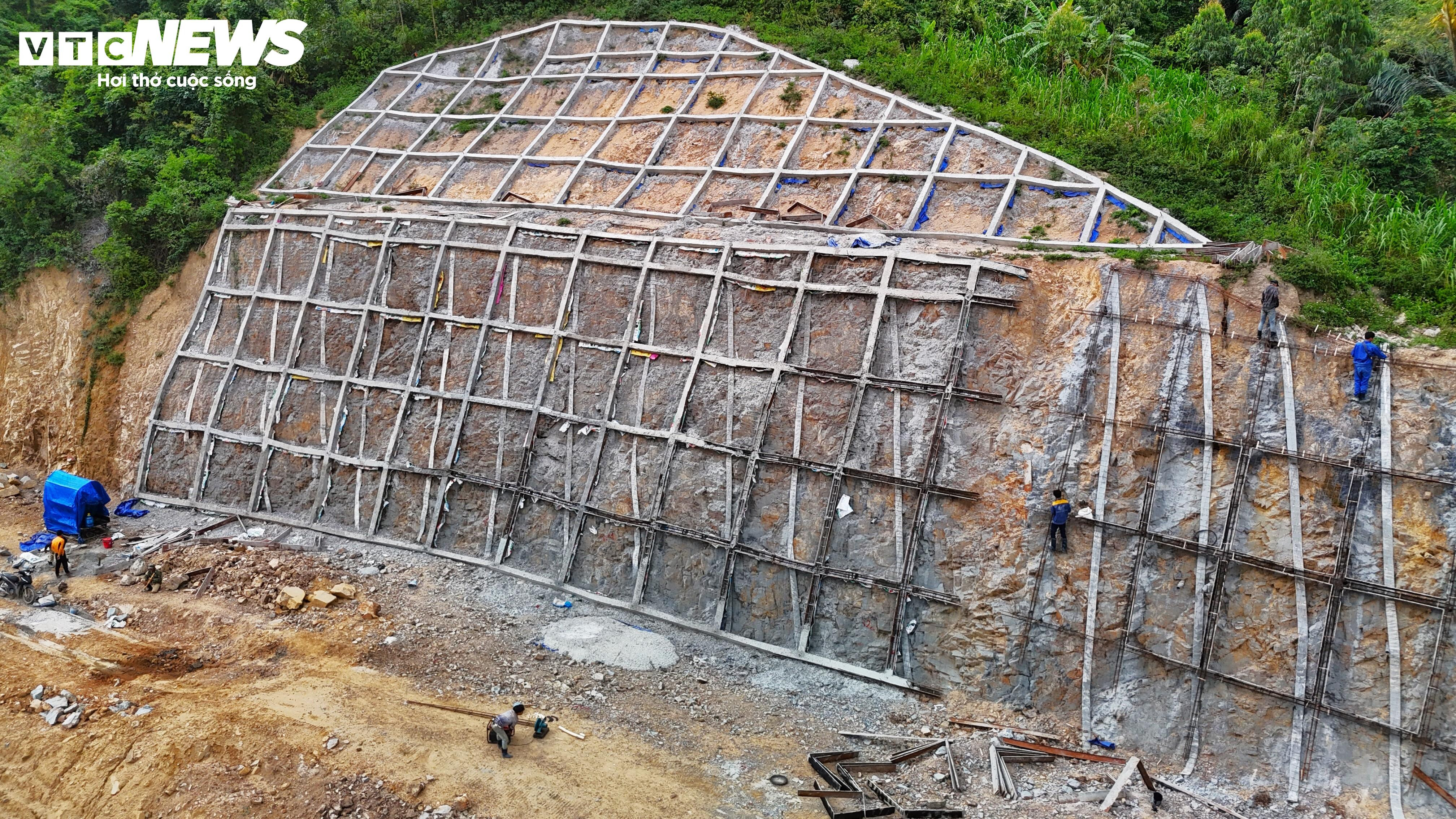 Gấp rút thi công cung đèo 'ám ảnh tài xế nhất', dự kiến xong trước mùa mưa - 5