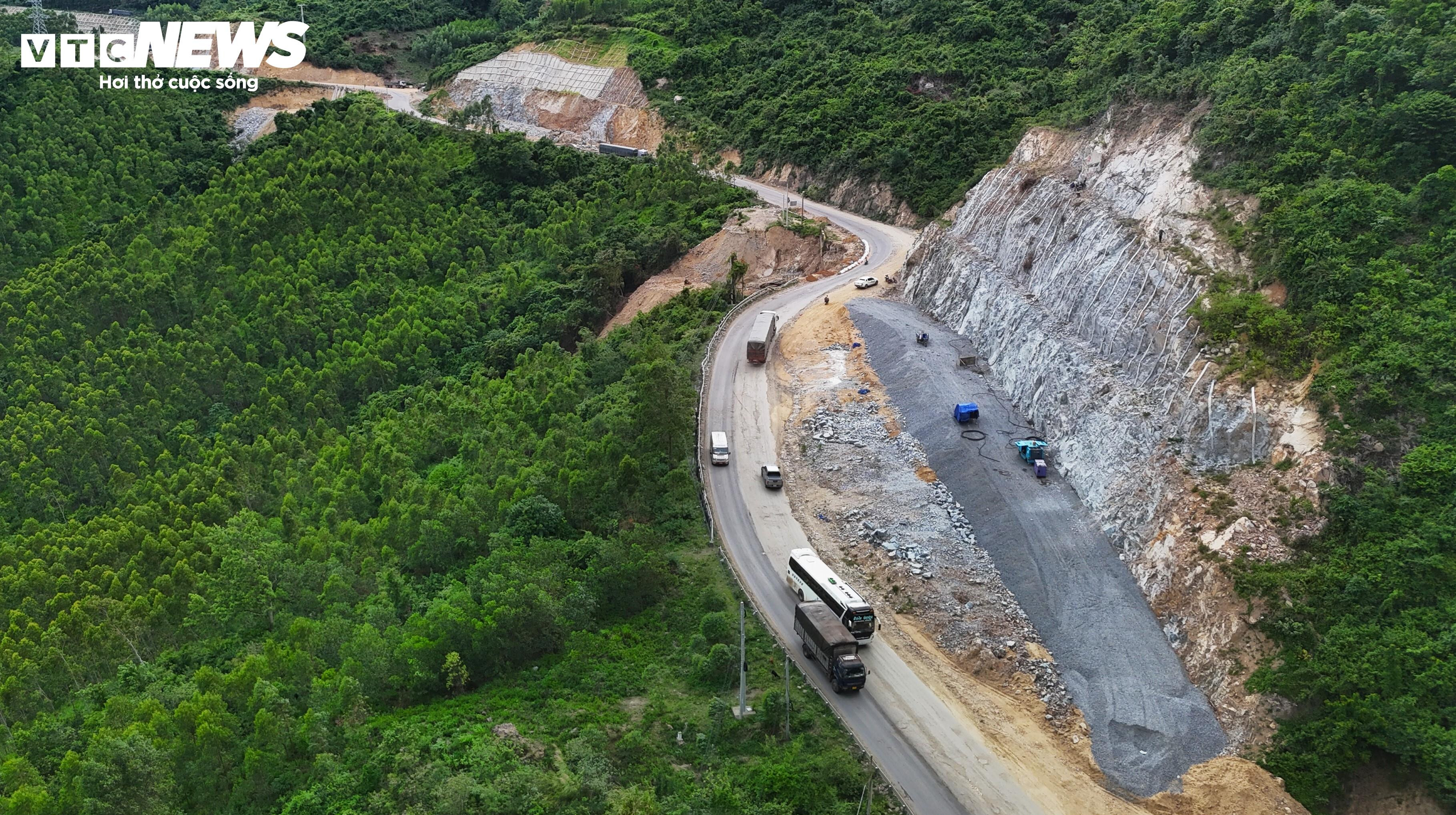 Gấp rút thi công cung đèo 'ám ảnh tài xế nhất', dự kiến xong trước mùa mưa - 4