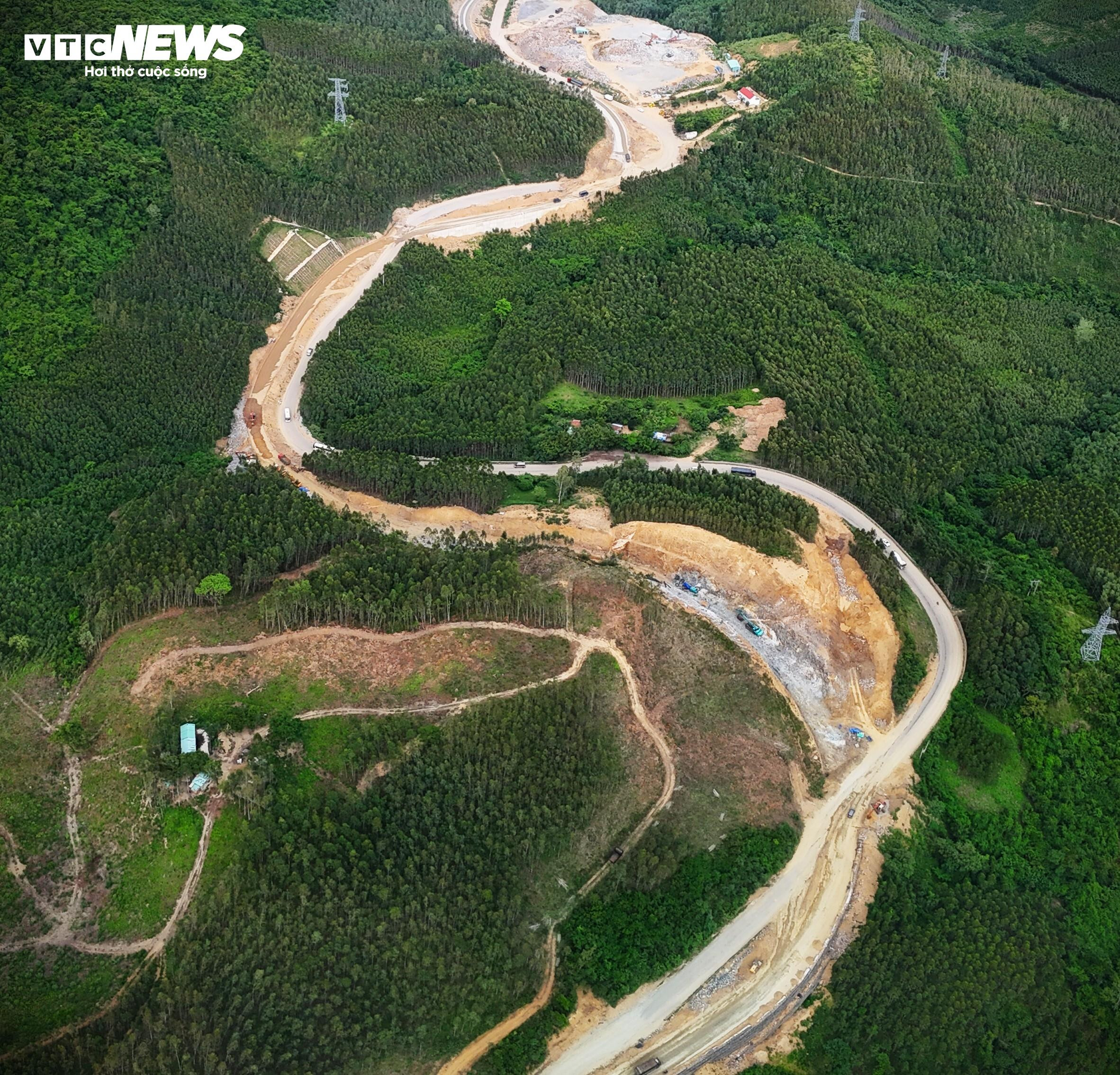 Gấp rút thi công cung đèo 'ám ảnh tài xế nhất', dự kiến xong trước mùa mưa - 3