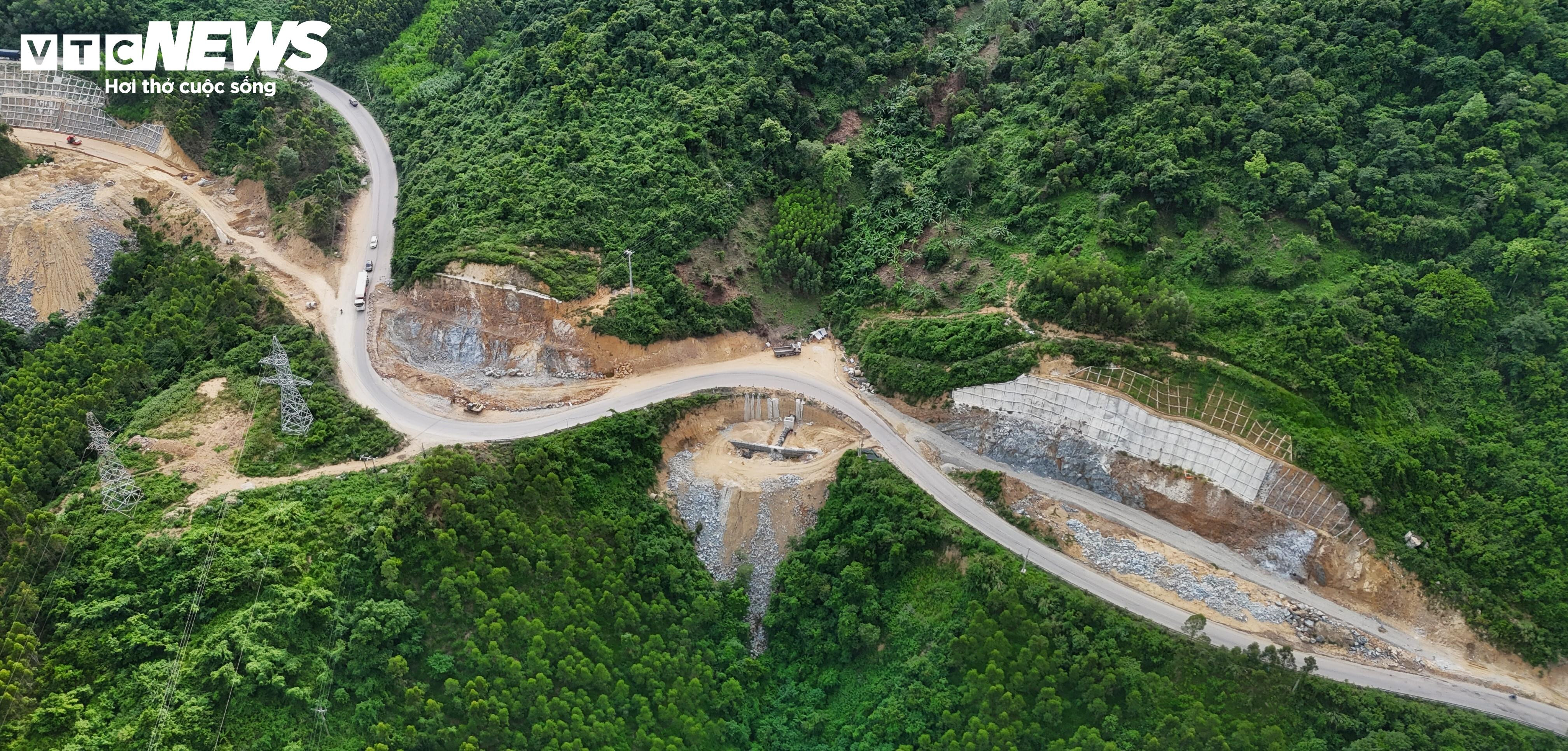 Gấp rút thi công cung đèo 'ám ảnh tài xế nhất', dự kiến xong trước mùa mưa - 13