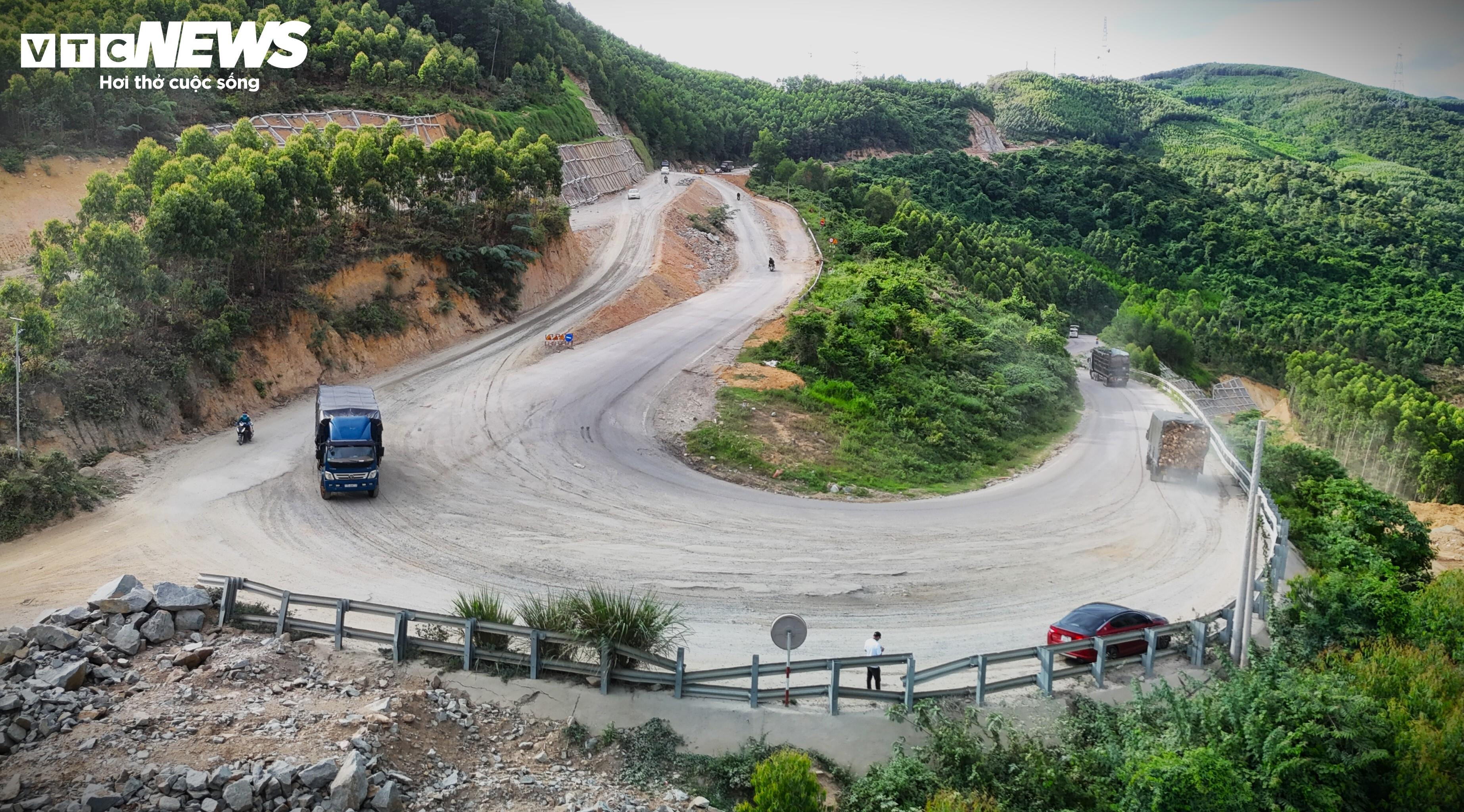 Gấp rút thi công cung đèo 'ám ảnh tài xế nhất', dự kiến xong trước mùa mưa - 11