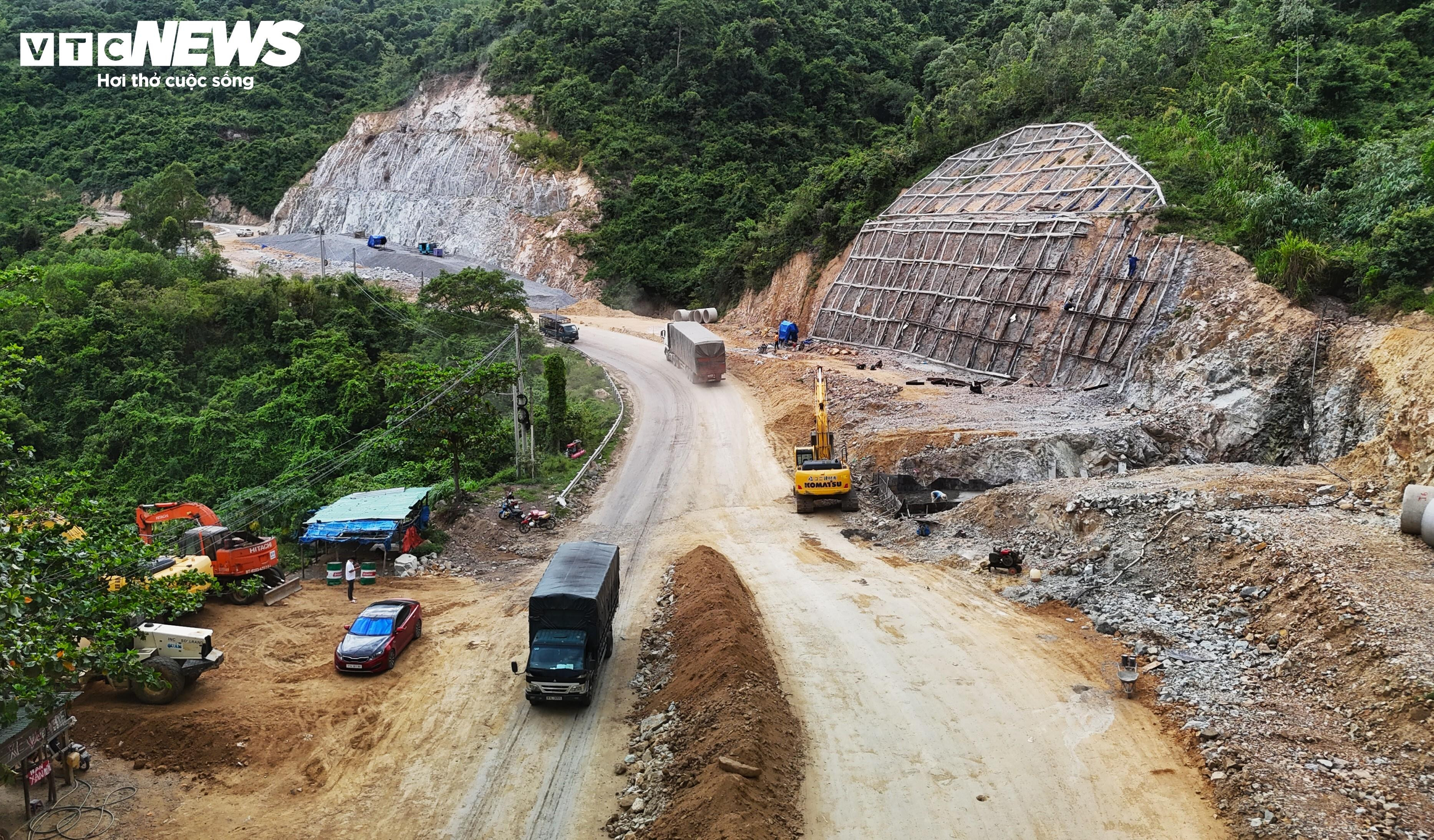Gấp rút thi công cung đèo 'ám ảnh tài xế nhất', dự kiến xong trước mùa mưa - 1