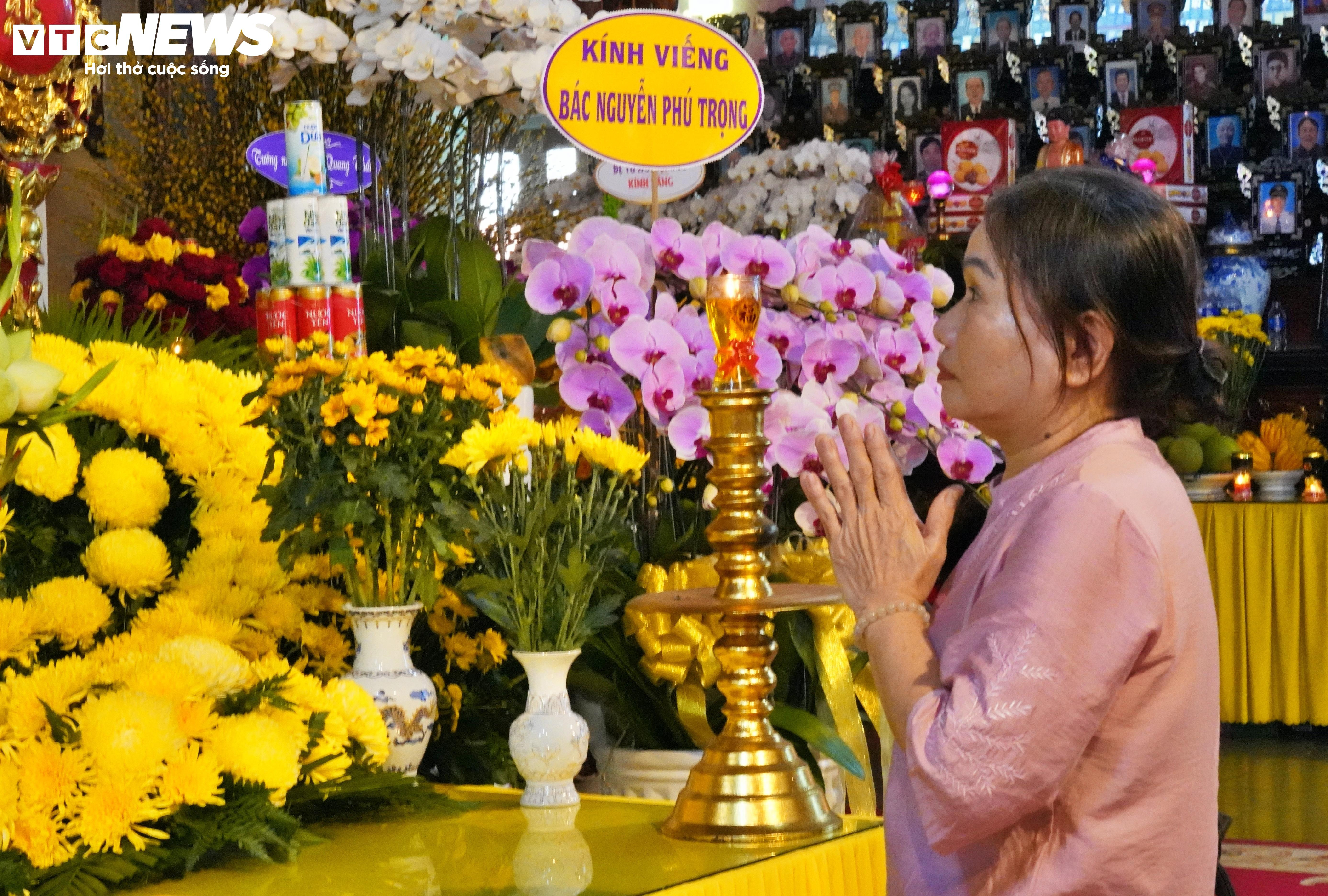 Người dân TP.HCM bật khóc trước di ảnh của Tổng Bí thư Nguyễn Phú Trọng - 5