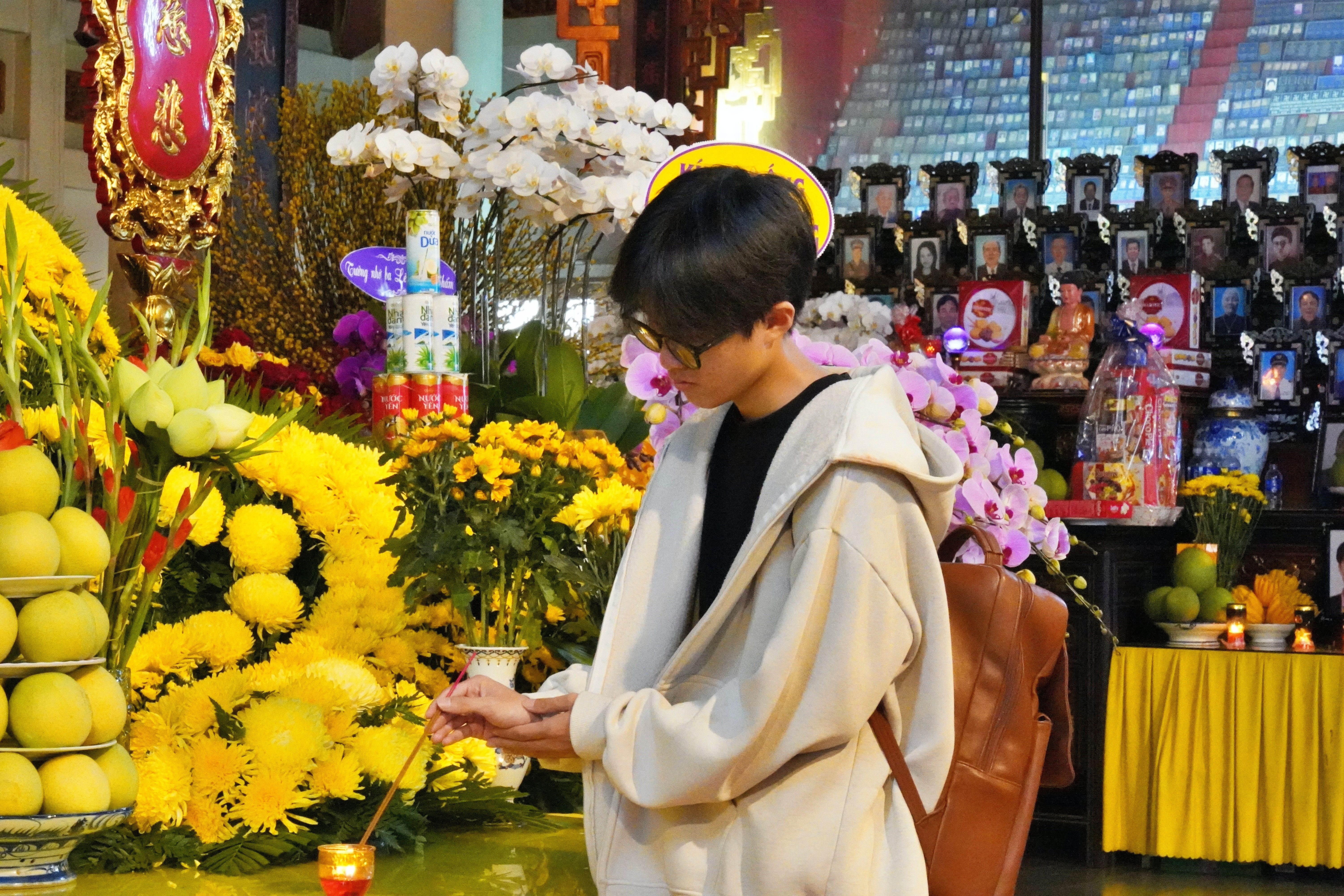 Người dân TP.HCM bật khóc trước di ảnh của Tổng Bí thư Nguyễn Phú Trọng - 7