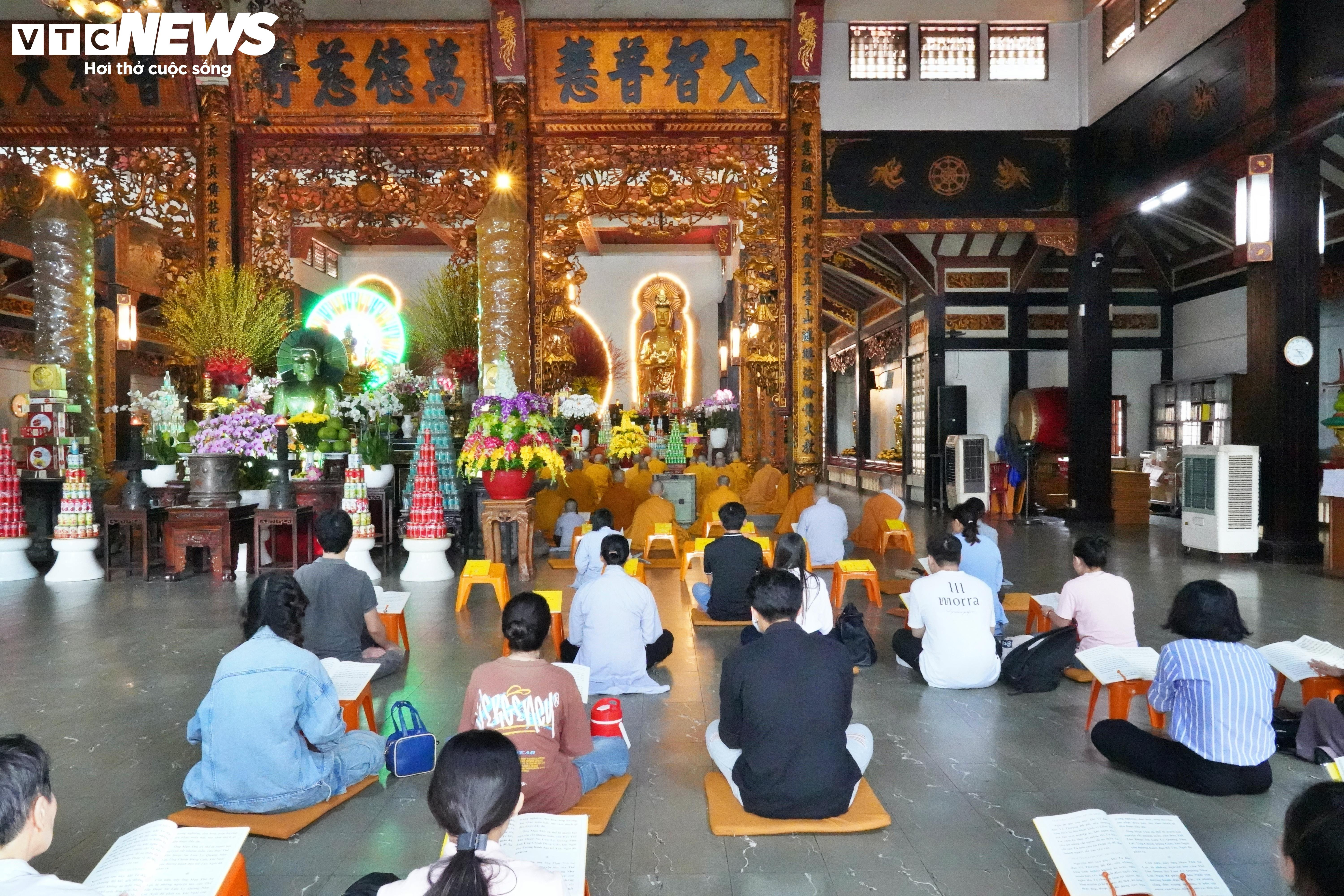 Người dân TP.HCM bật khóc trước di ảnh của Tổng Bí thư Nguyễn Phú Trọng - 9