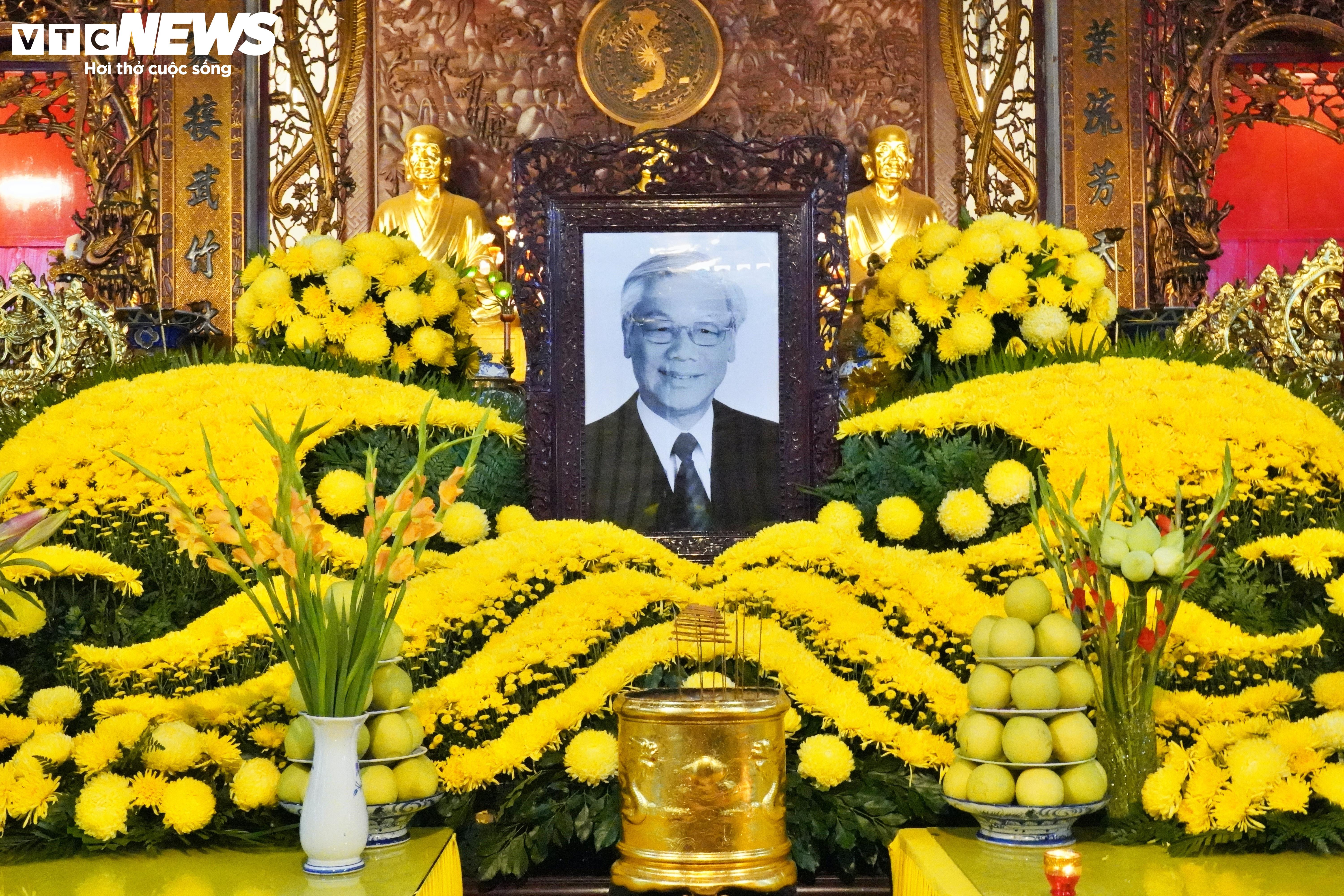Người dân TP.HCM bật khóc trước di ảnh của Tổng Bí thư Nguyễn Phú Trọng - 1