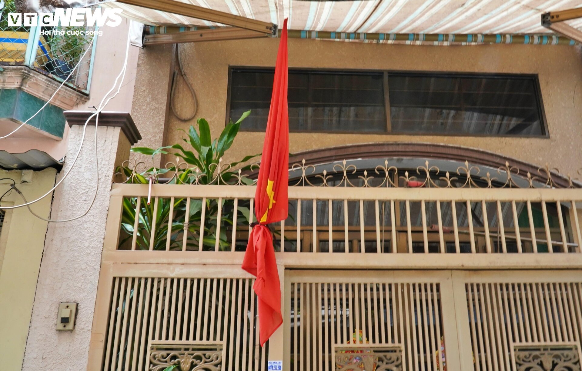Công sở, nhà dân TP.HCM treo cờ rủ tưởng nhớ Tổng Bí thư Nguyễn Phú Trọng - 5