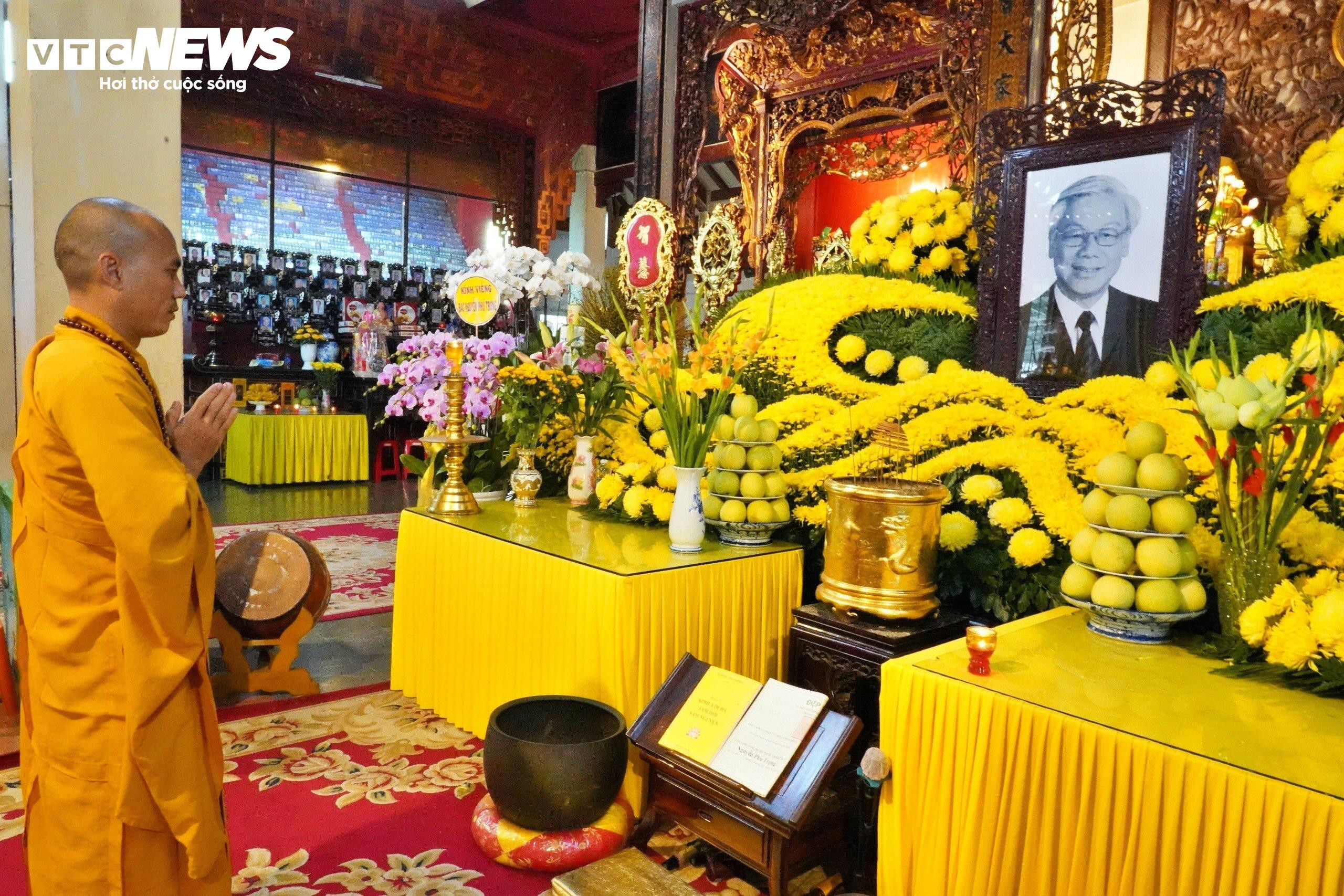Người dân TP.HCM bật khóc trước di ảnh của Tổng Bí thư Nguyễn Phú Trọng - 8