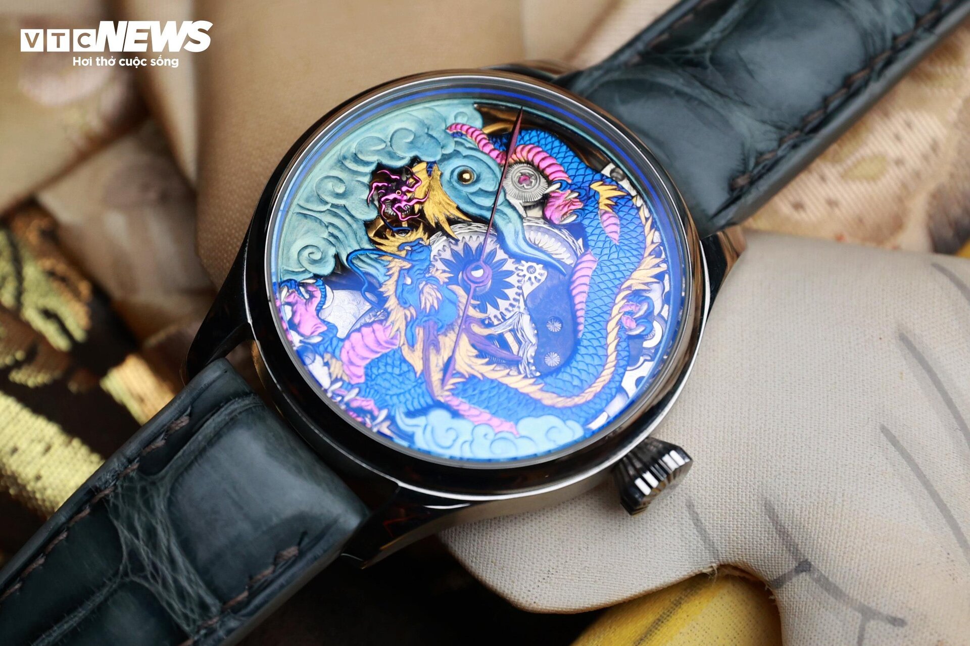 Chiếc đồng hồ bằng titan được thợ thủ công Việt định giá 300 triệu đồng - 1