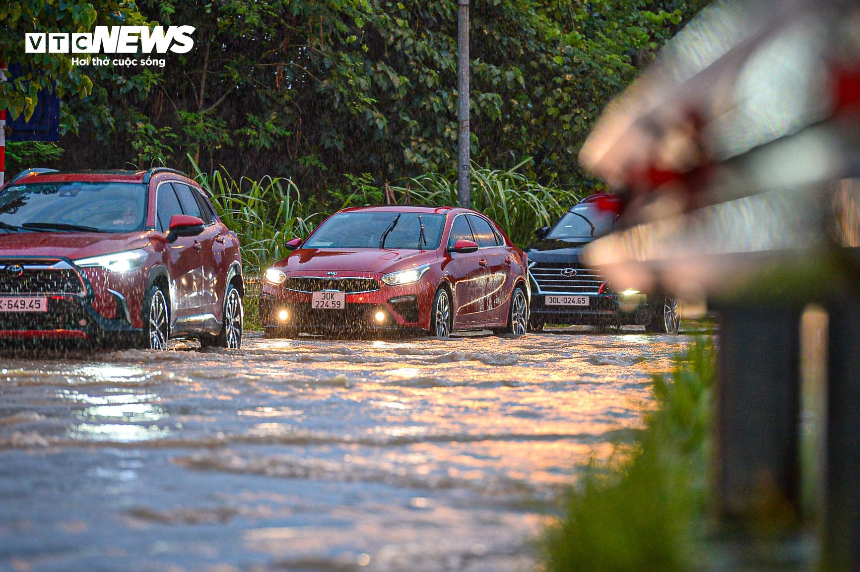 Hà Nội: Tối muộn, dòng xe vẫn nối đuôi nhau bì bõm lội nước trở về nhà - 2