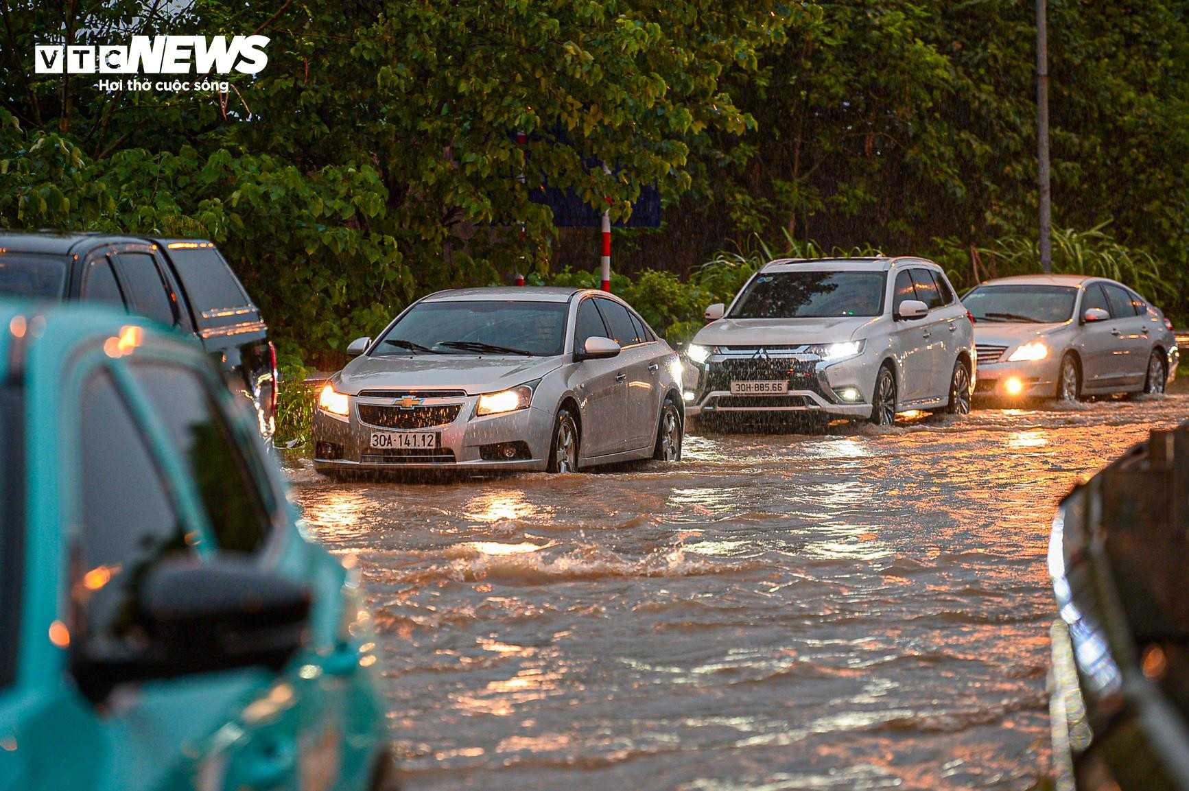 Hà Nội: Tối muộn, dòng xe vẫn nối đuôi nhau bì bõm lội nước trở về nhà - 10