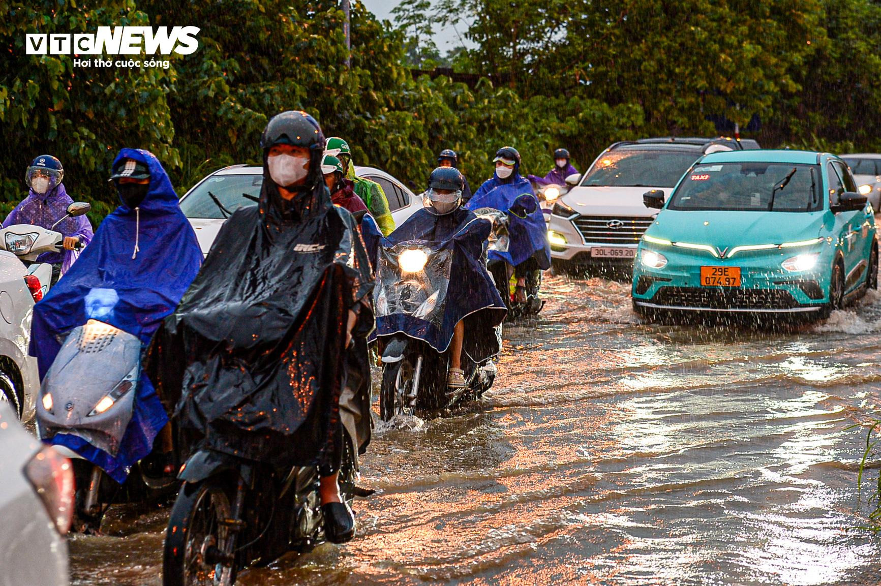 Hà Nội: Tối muộn, dòng xe vẫn nối đuôi nhau bì bõm lội nước trở về nhà - 9