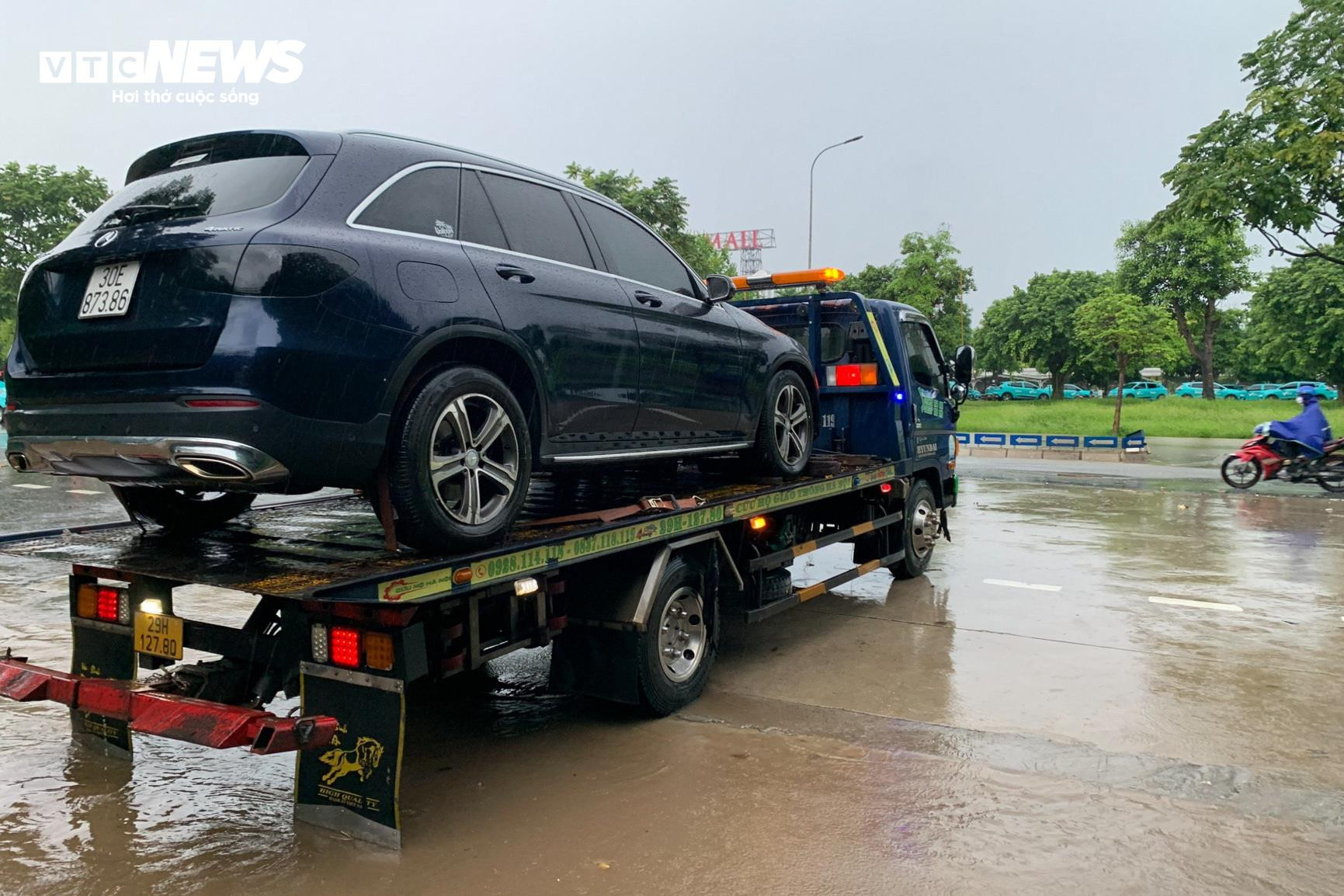 Hà Nội: Tối muộn, dòng xe vẫn nối đuôi nhau bì bõm lội nước trở về nhà - 8