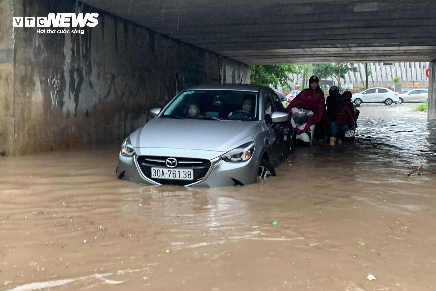 Hà Nội: Tối muộn, dòng xe vẫn nối đuôi nhau bì bõm lội nước trở về nhà - 7
