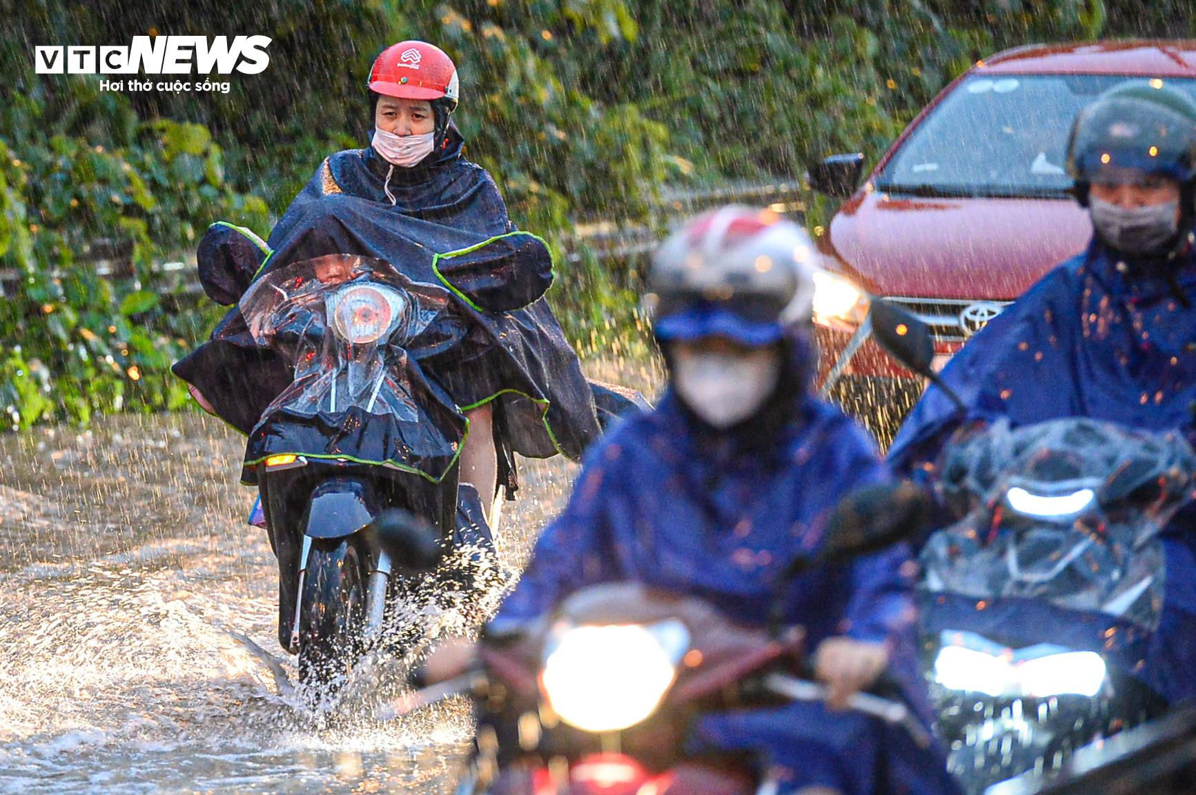 Hà Nội: Tối muộn, dòng xe vẫn nối đuôi nhau bì bõm lội nước trở về nhà - 5