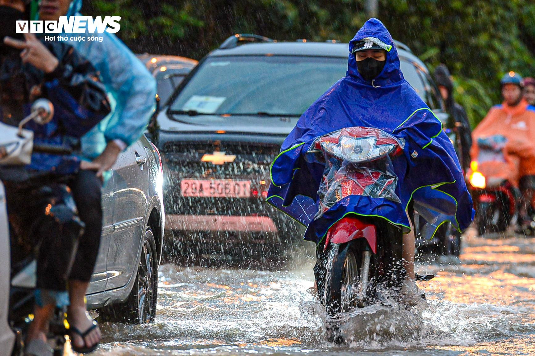 Hà Nội: Tối muộn, dòng xe vẫn nối đuôi nhau bì bõm lội nước trở về nhà - 6