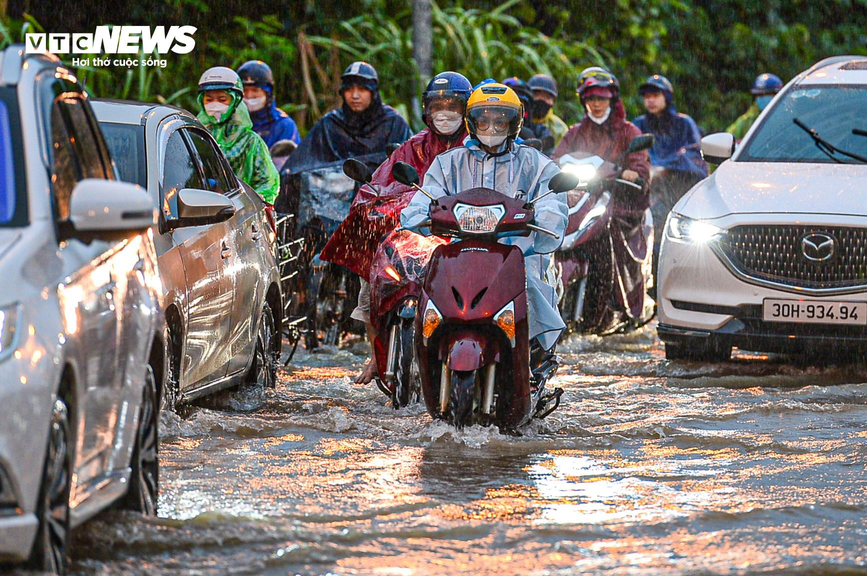 Hà Nội: Tối muộn, dòng xe vẫn nối đuôi nhau bì bõm lội nước trở về nhà - 3