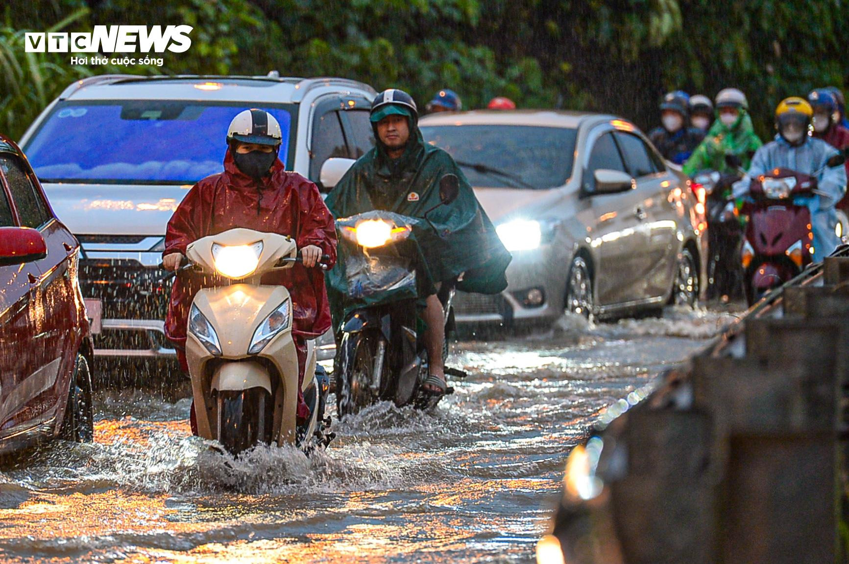 Hà Nội: Tối muộn, dòng xe vẫn nối đuôi nhau bì bõm lội nước trở về nhà - 4